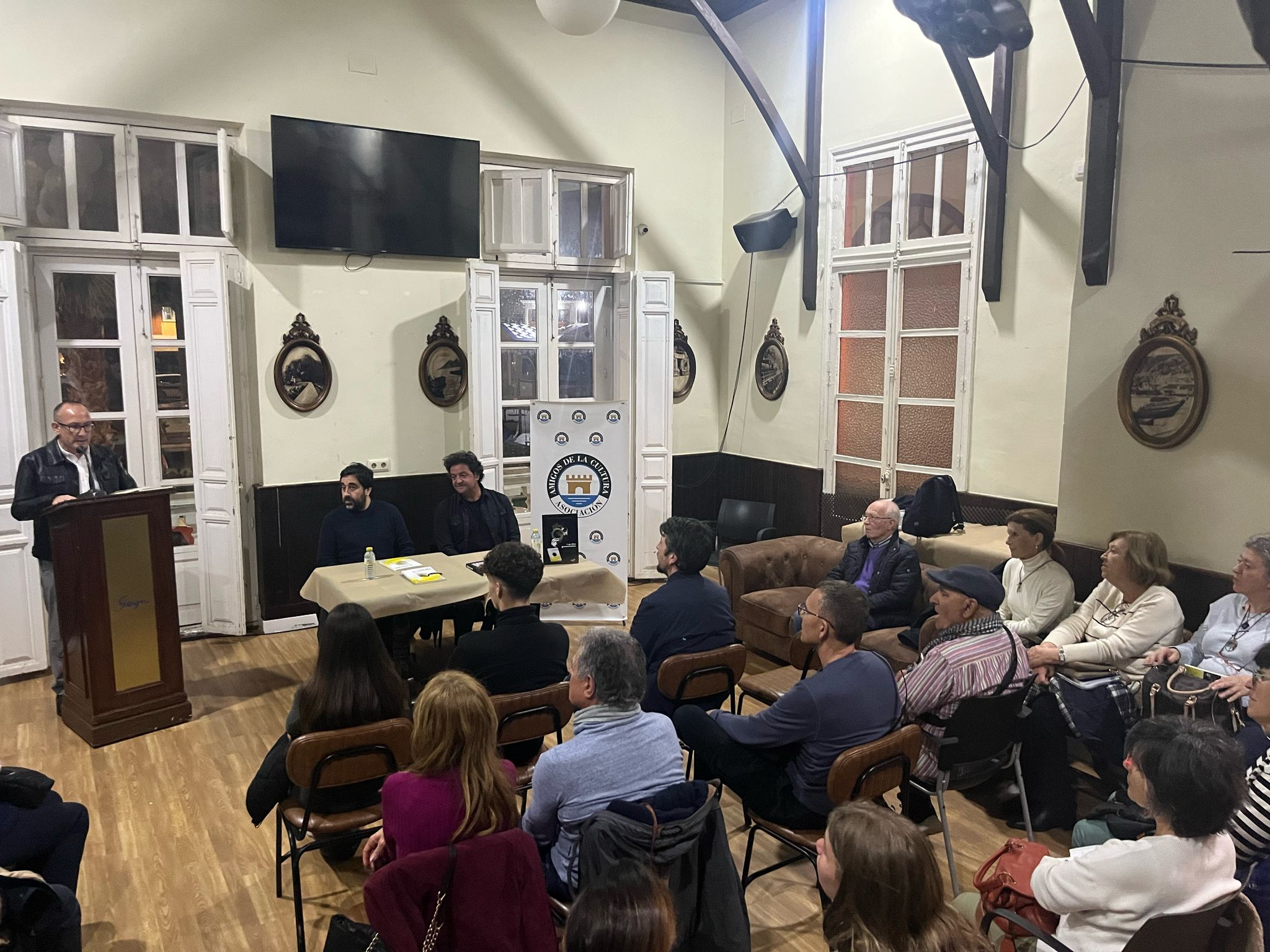 El Casino acoge la presentación del libro “Las dos gravedades”