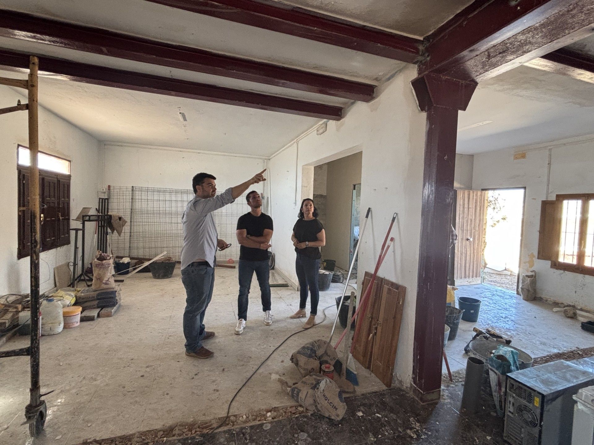 El Ayuntamiento cumple su compromiso con la rehabilitación integral del salón social de El Garrobillo