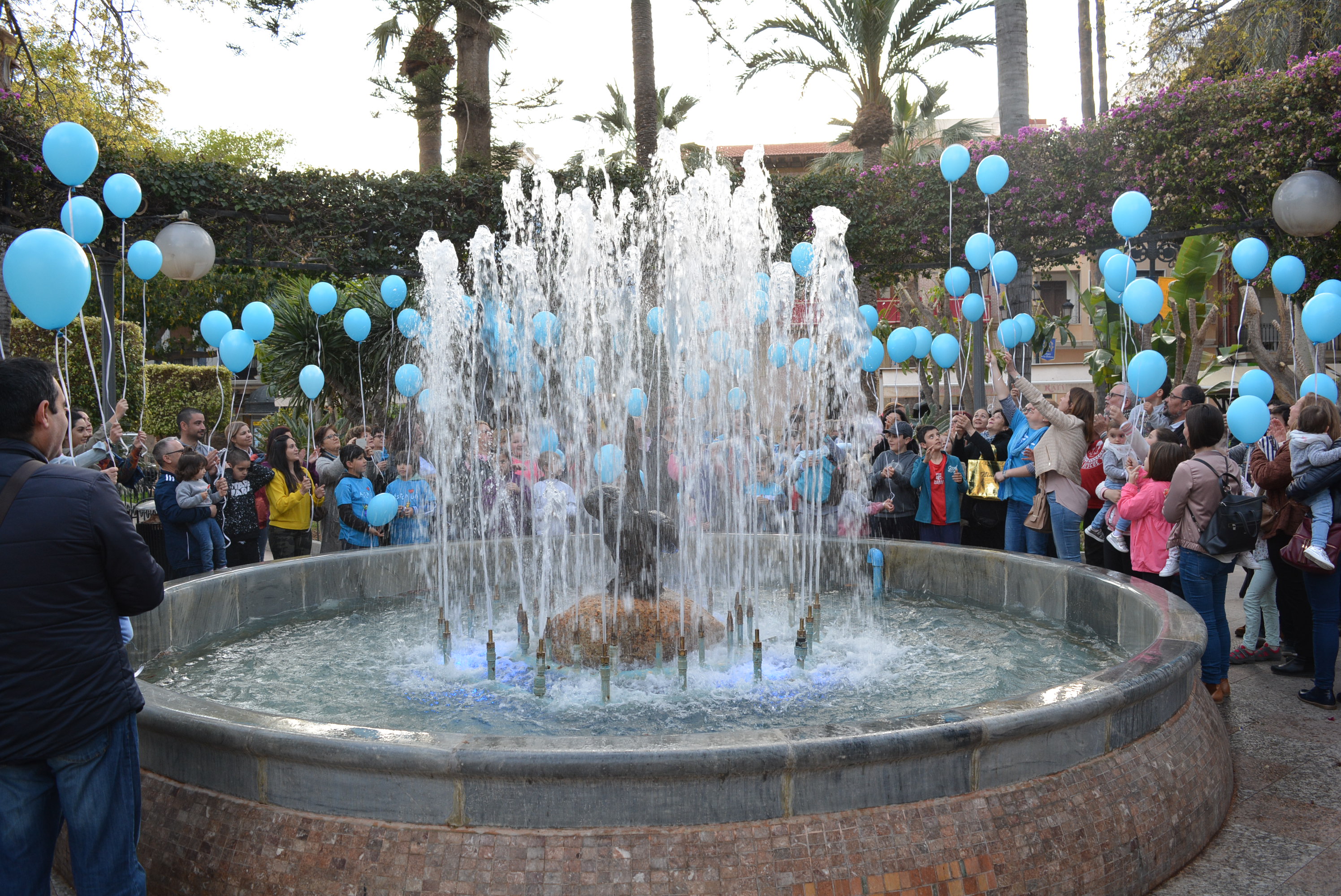 Águilas se viste de azul para conmemorar el Día de la Concienciación sobre el Autismo
