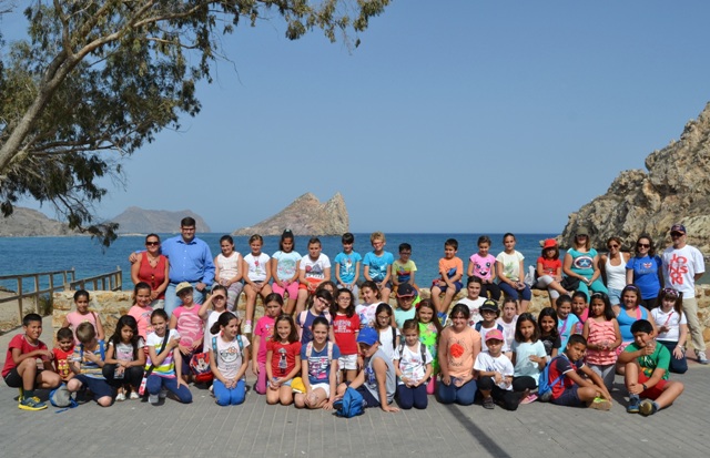 Los alumnos de “Ecoescuelas Litorales” realizan una actividad medioambiental en la playa de Los Cocedores del Hornillo
