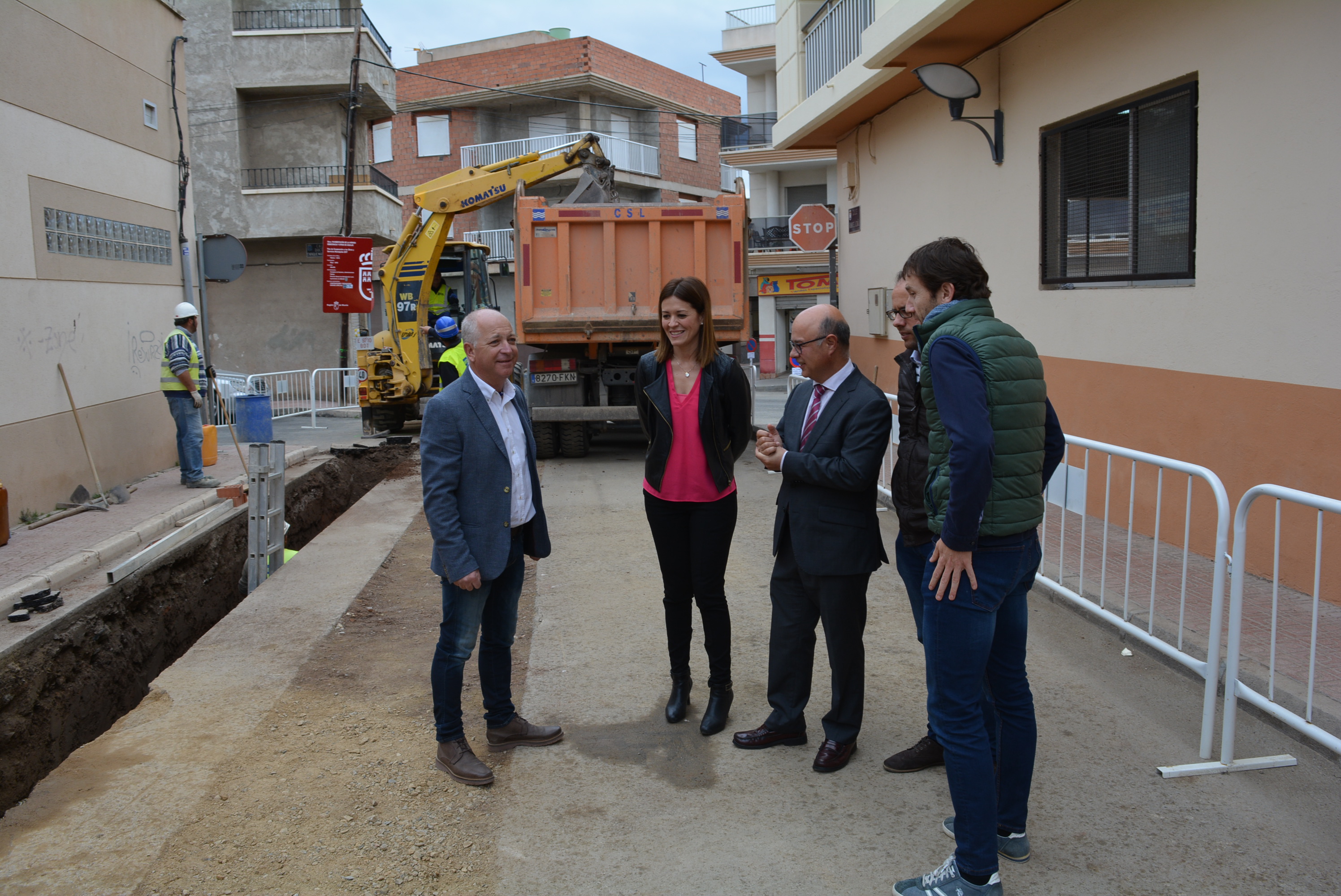 El consejero de Hacienda y Administraciones Públicas y la alcaldesa visitan las obras de mejora de la calzada y la red de aguas de la calle Manuel Azaña y adyacentes