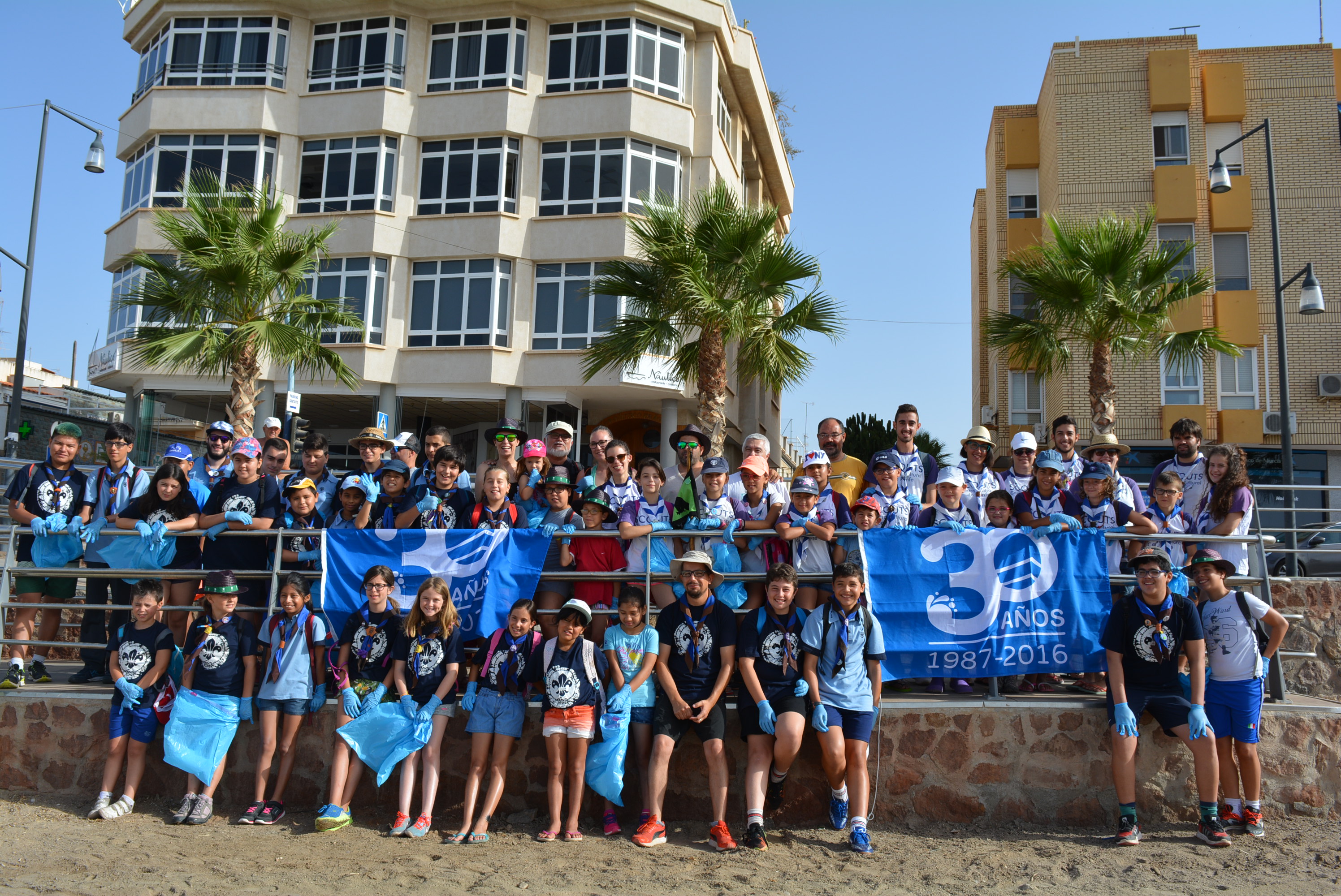 Los scouts desarrollan una jornada de concienciación medioambiental en la playa