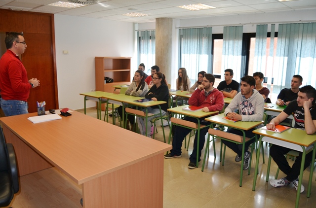 Quince jóvenes desempleados de Águilas se forman y trabajan en un programa mixto del SEF sobre jardinería 