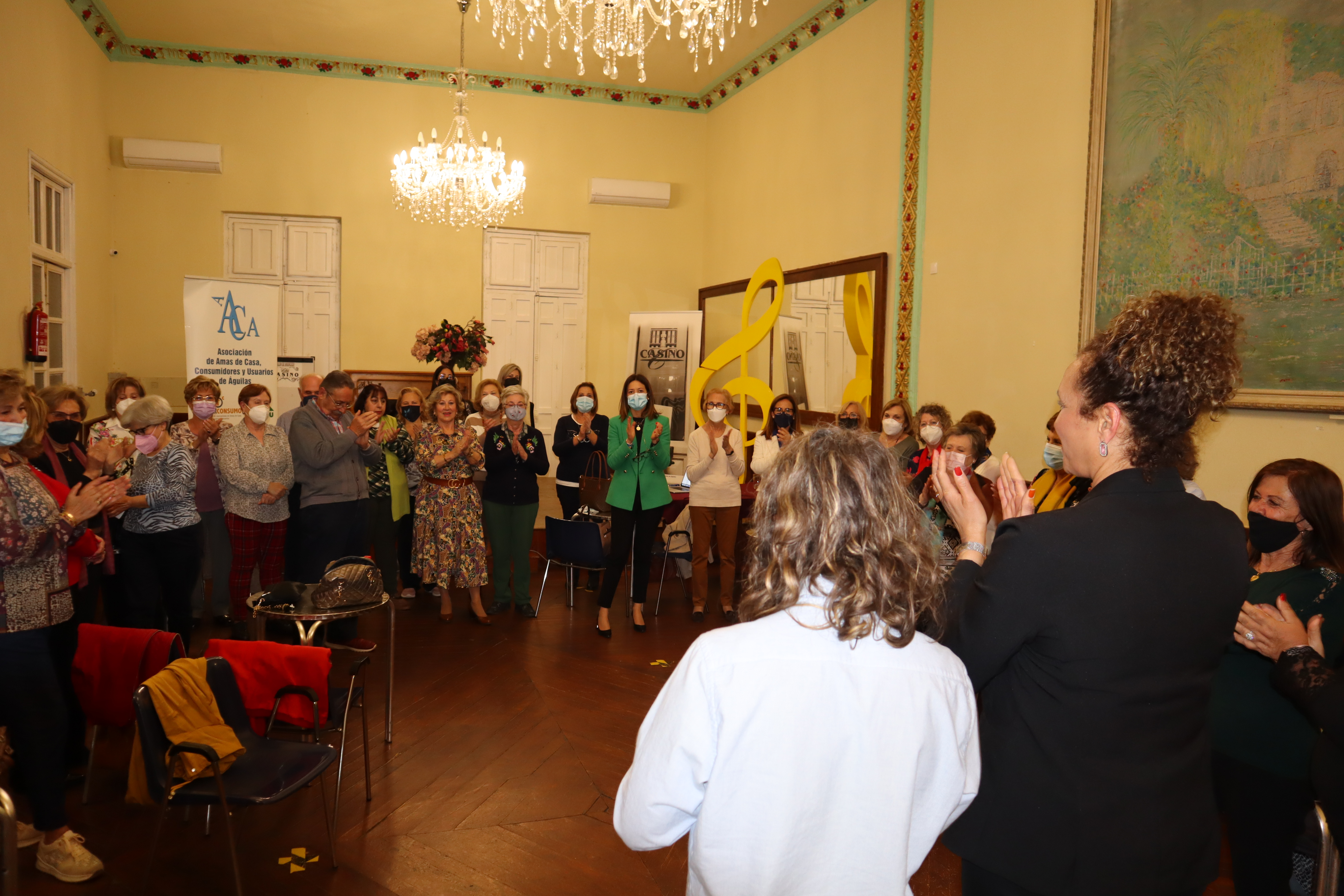 La Asociación de Amas de Casa participa en una charla sobre autoestima