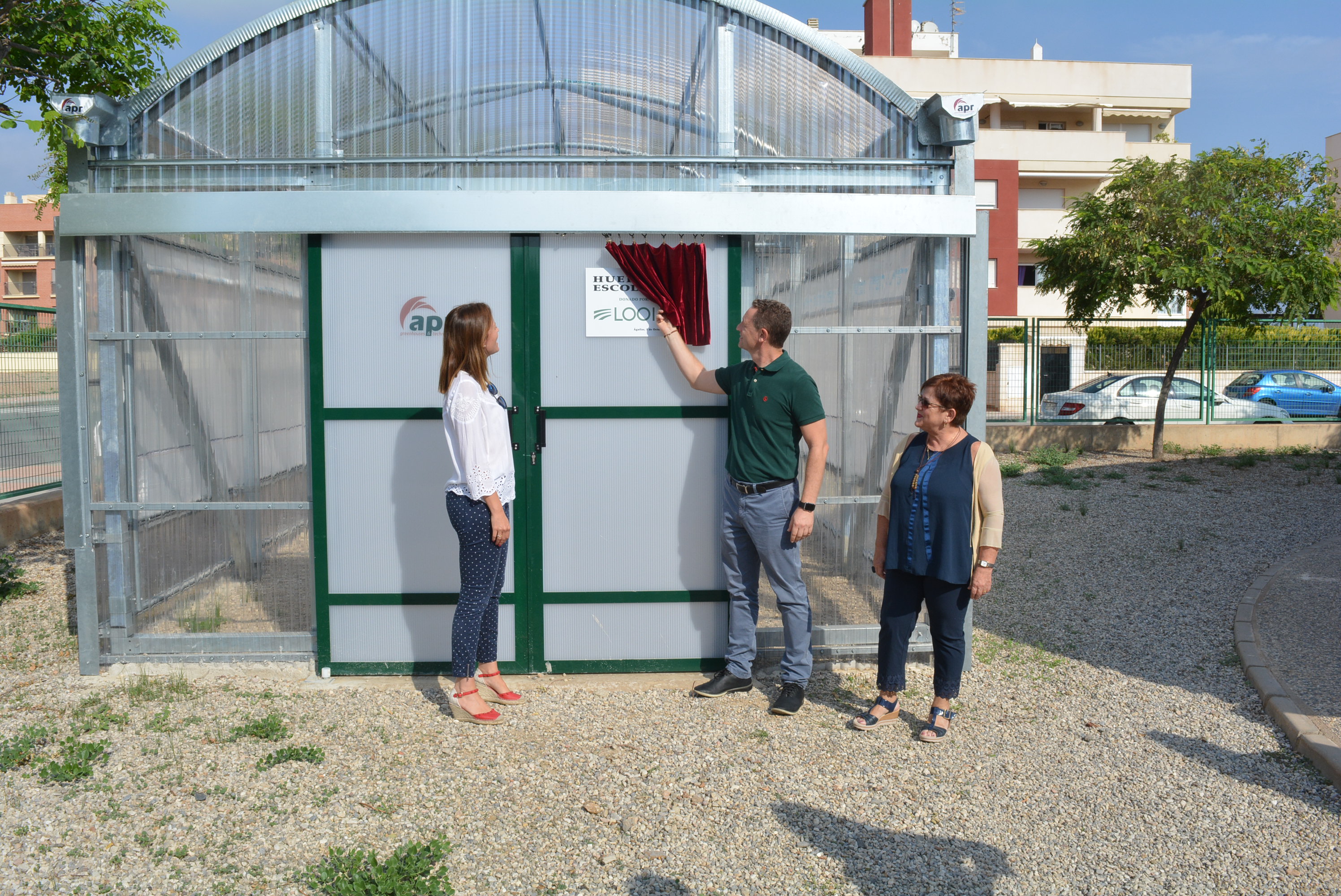 La alcaldesa, el director de la empresa Looije y la directora del CEIP Las Lomas inauguraban esta mañana el primer invernadero escolar perteneciente al convenio de colaboración suscrito entre el Ayuntamiento y dicha empresa, apoyado por la concejalía de medio ambiente.