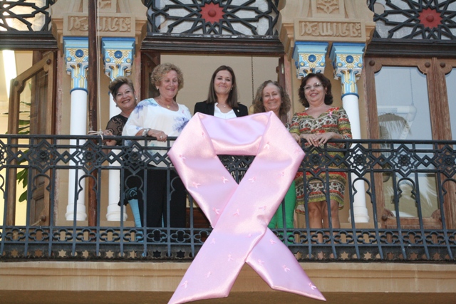 El Ayuntamiento de Águilas se suma al rosa en la lucha contra el cáncer de mama