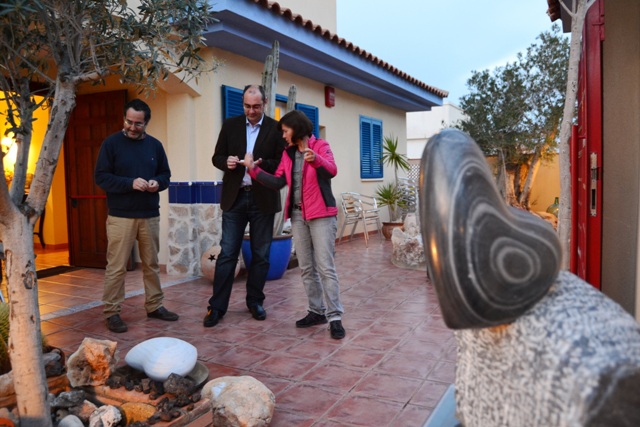 El Hotel Mayarí de Calabardina acoge una doble exposición de esculturas y mapas antiguos