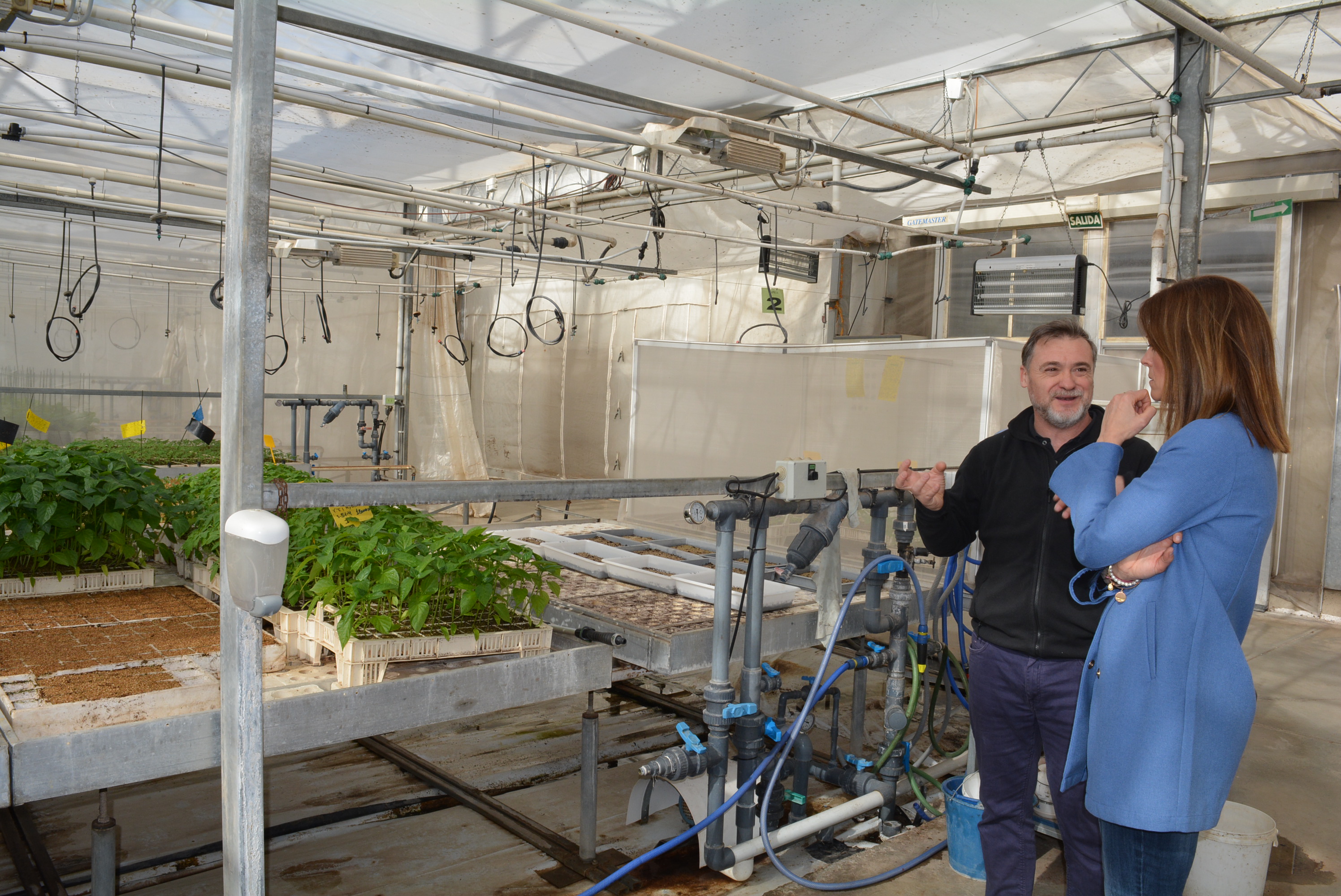 La alcaldesa asegura que la agricultura aguileña está a la vanguardia del control biológico de plagas