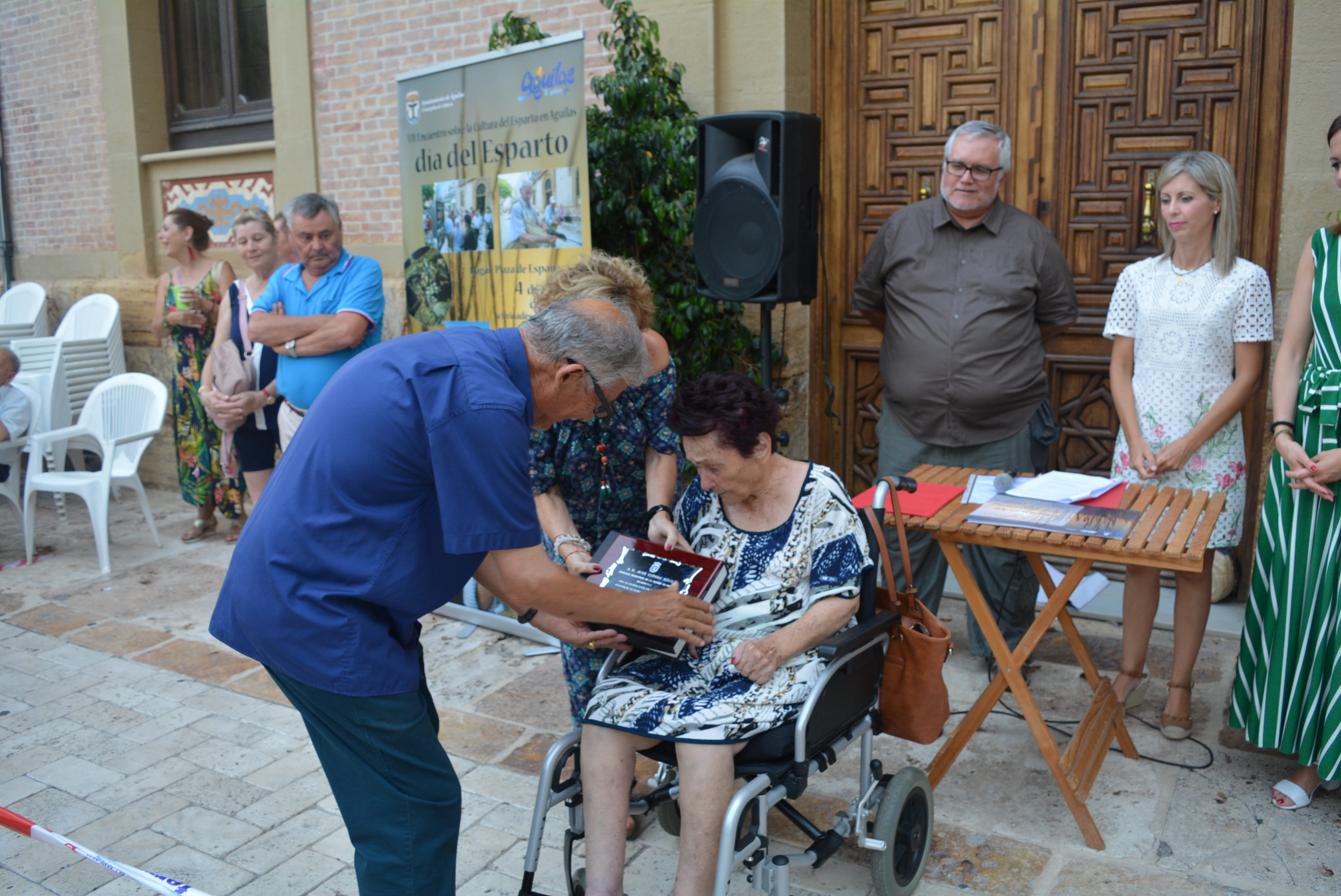 Los artesanos esparteros exhiben en la plaza de España una muestra de sus trabajos