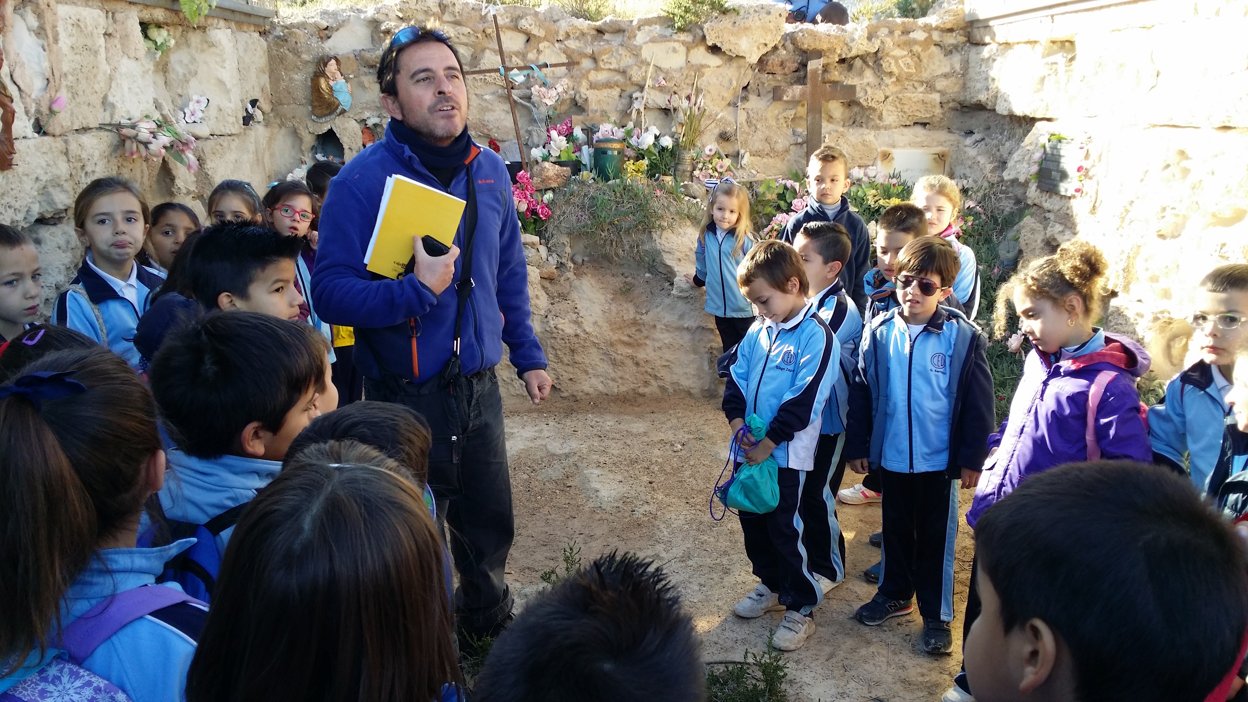 El arqueólogo municipal realiza un recorrido histórico con los escolares aguileños