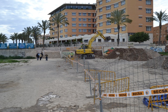 Comienzan las obras de construcción de la pasarela peatonal sobre la Rambla del Cañarete   