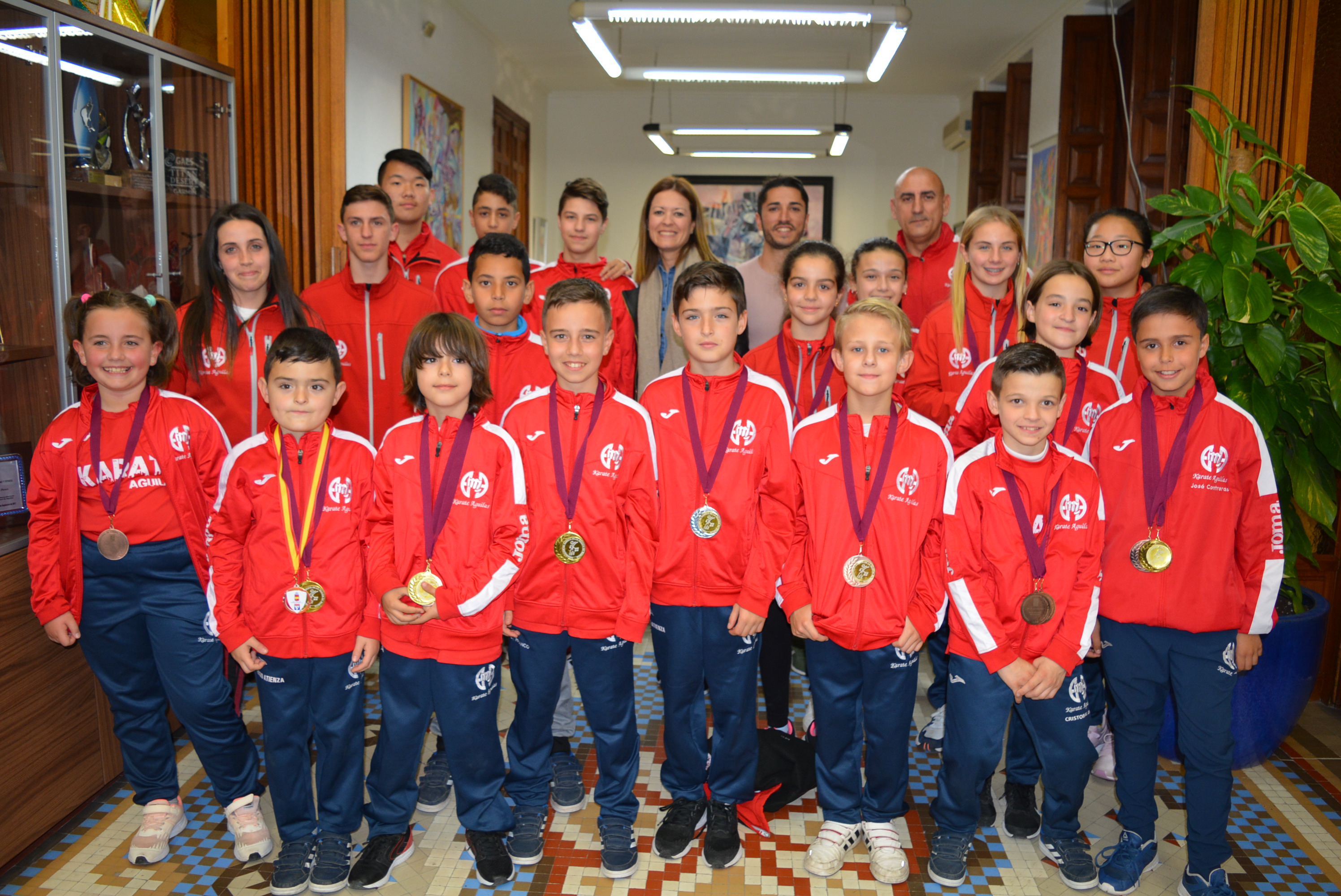 La alcaldesa recibe a los integrantes del Club Kárate tras los éxitos cosechados en el Campeonato Regional Infantil y Senior