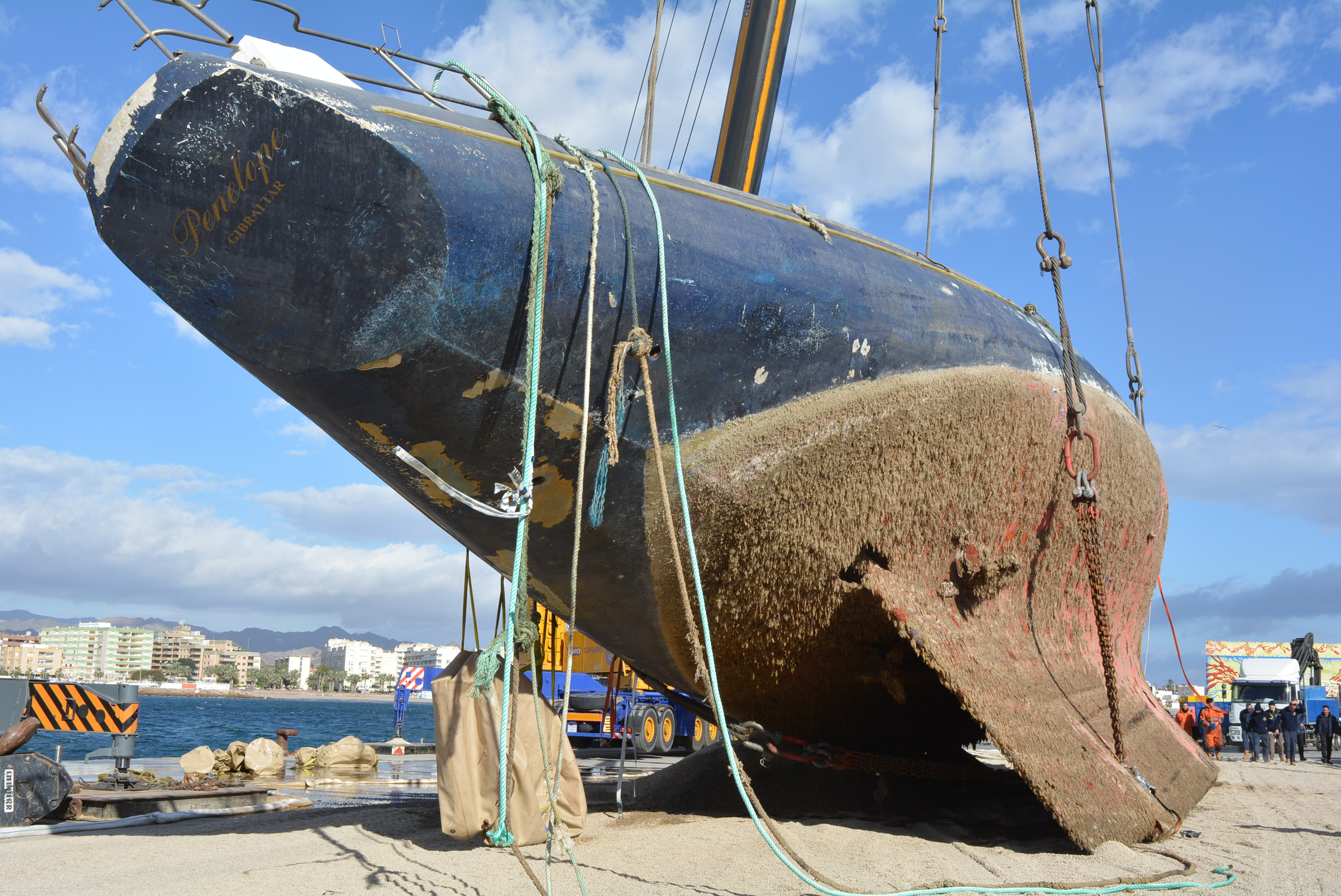 El Penélope ya reposa sobre la explanada del puerto aguileño