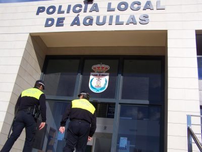 Campos Serrano lleva a cabo un tratamiento de desinfección en las instalaciones de Policía Local y Protección Civil