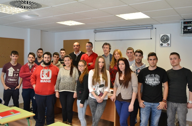 Quince jóvenes desempleados de Águilas se forman y trabajan en un programa mixto del SEF sobre jardinería 