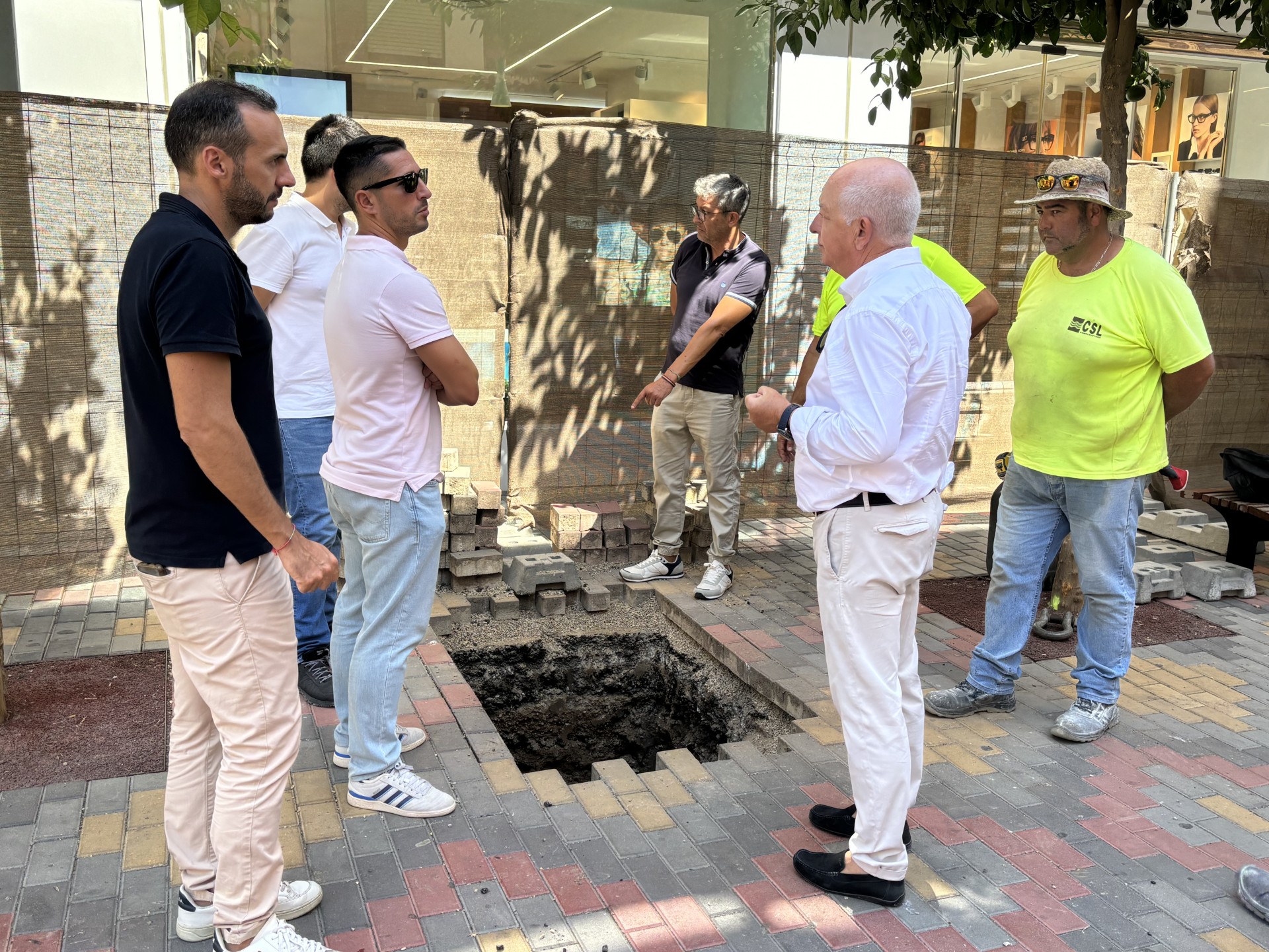 Comienzan los trabajos de instalación de sombras en la calle Conde de Aranda