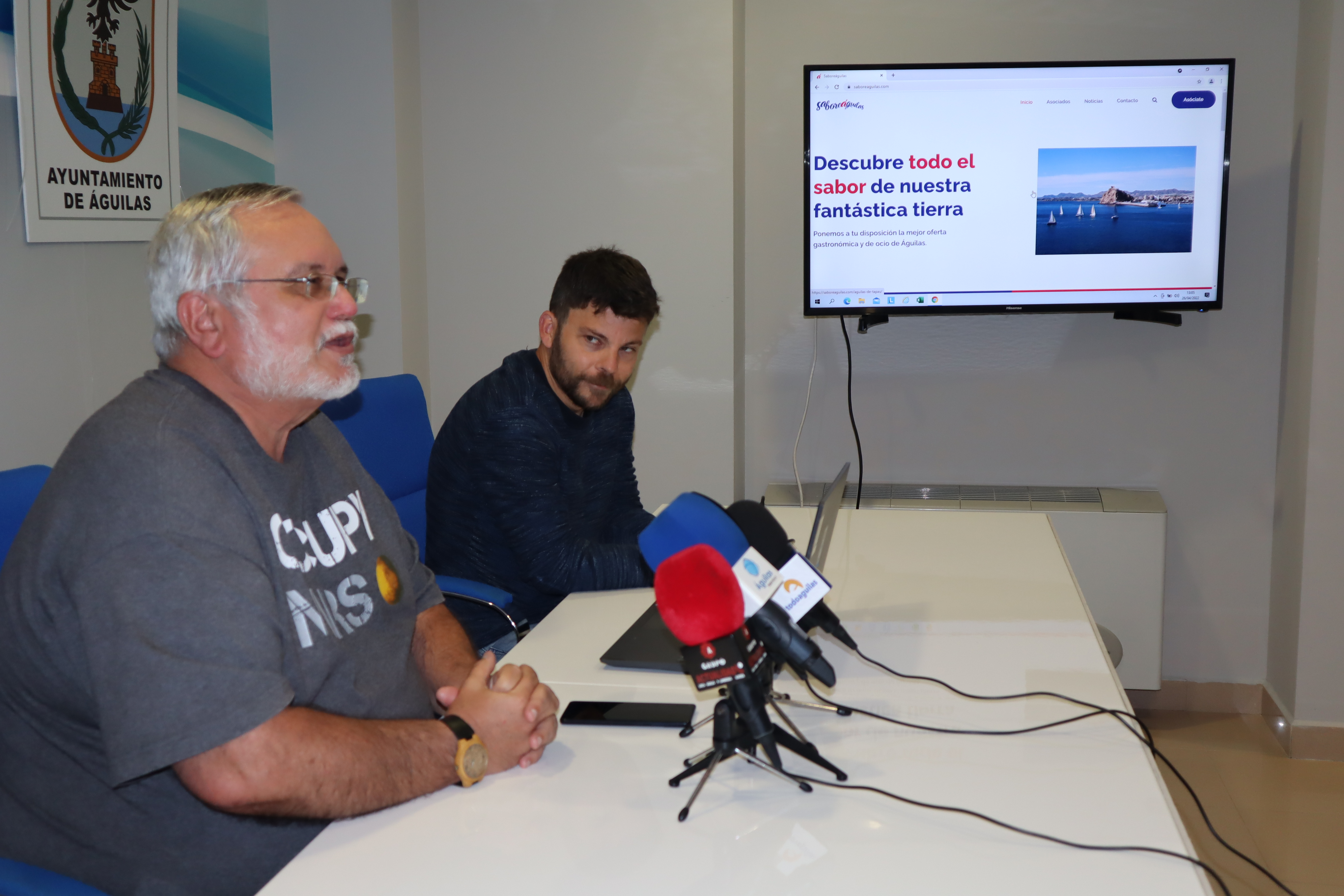 El edil de Turismo y Hosteáguilas presentan la nueva web de SaboreÁguilas