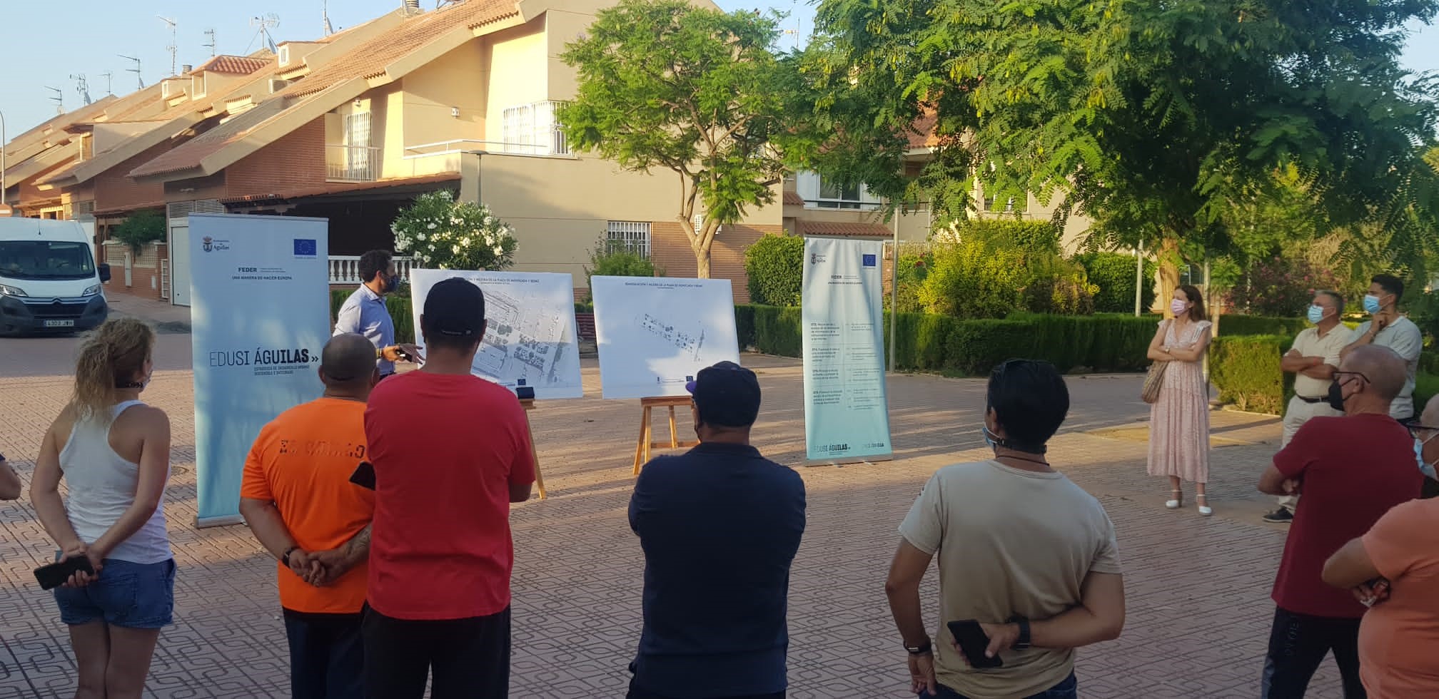 Los vecinos de la zona aportan sus propuestas al proyecto de remodelación de la Plaza Montcada i Reixac