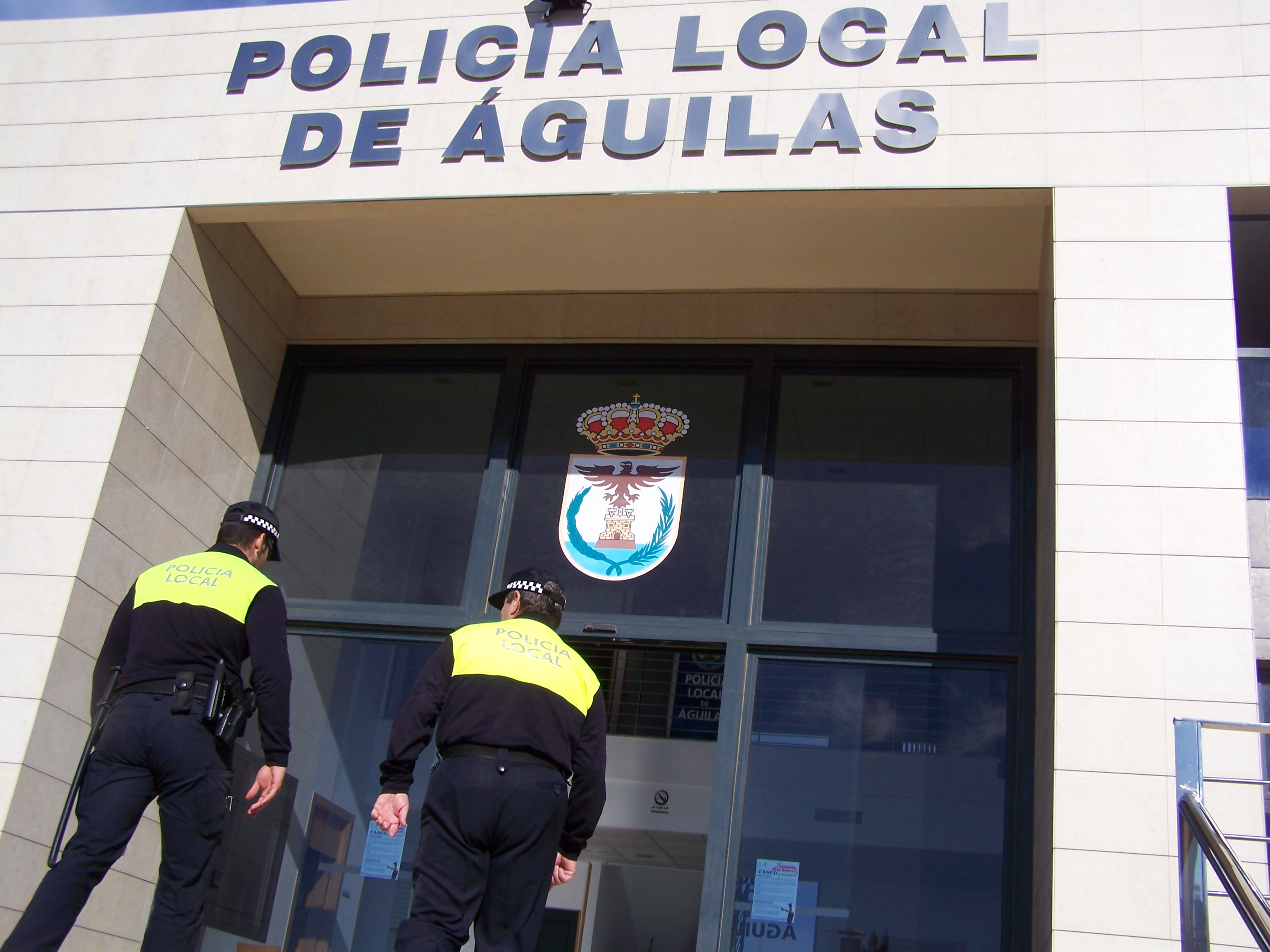 La Policía Local de Águilas detiene a dos individuos cuando intentaban forzar la entrada de un conocido bar de la localidad  