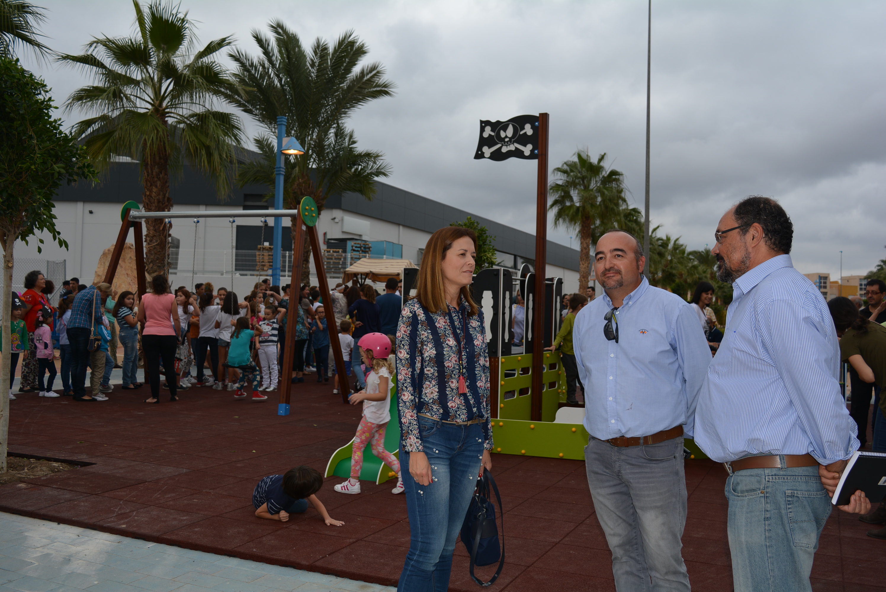 Los niños, grandes protagonistas de la inauguración de la primera plaza diseñada por los vecinos de Águilas