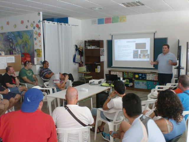 Los usuarios de AFEMAC comporten una jornada con el músico Luis Eduardo López