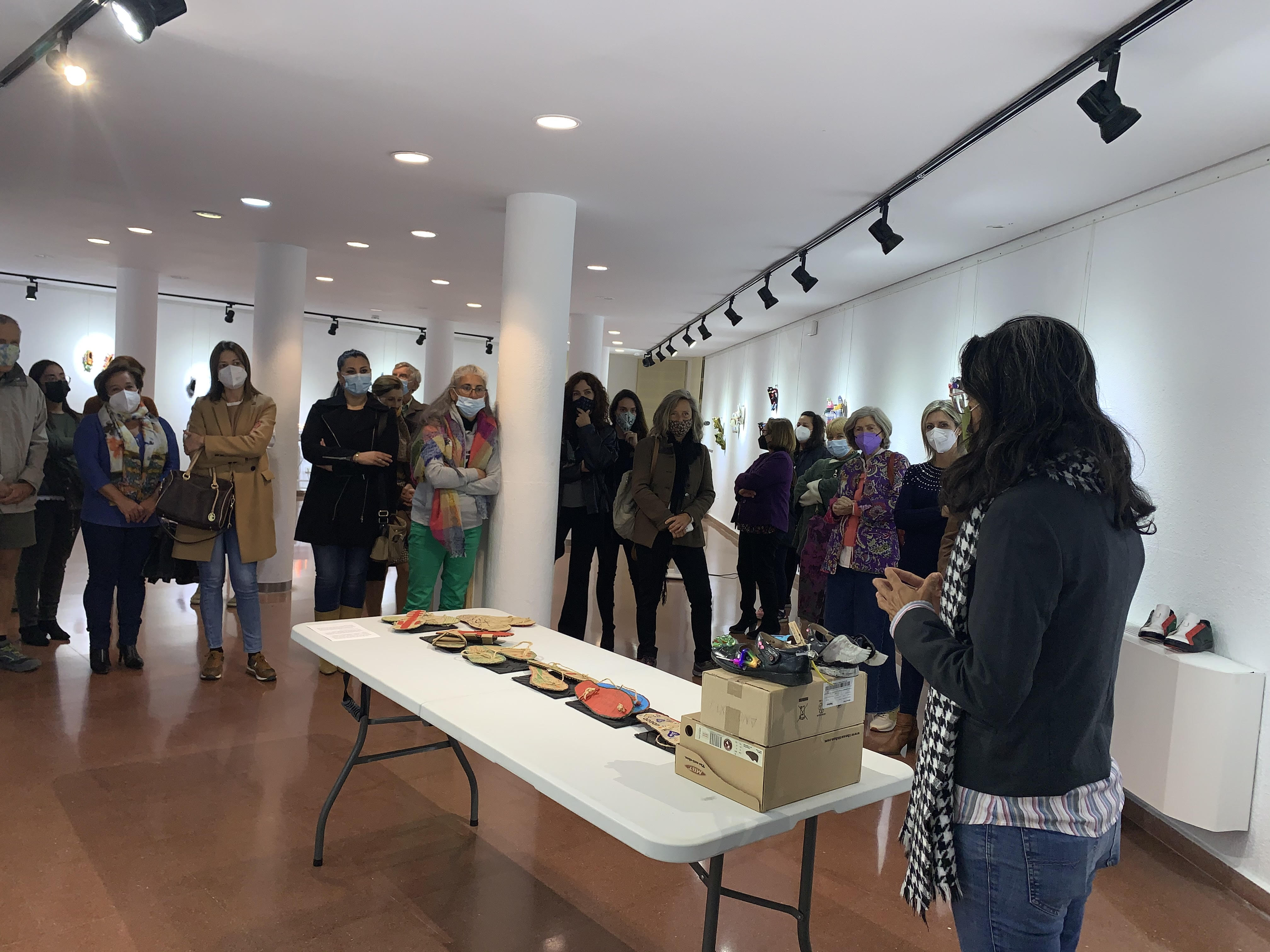 Paz Die Dean inaugura la exposición “Con buen pie: Pisando fuerte”, incluida en la programación del 25N