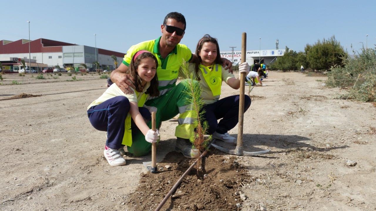 Los alumnos del programa Ecoescuelas Litorales participan en una jornada de reforestación
