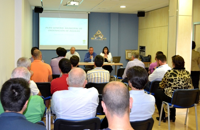 El Ayuntamiento de Águilas presenta el Plan General de Ordenación Urbana a diferentes sectores del municipio 