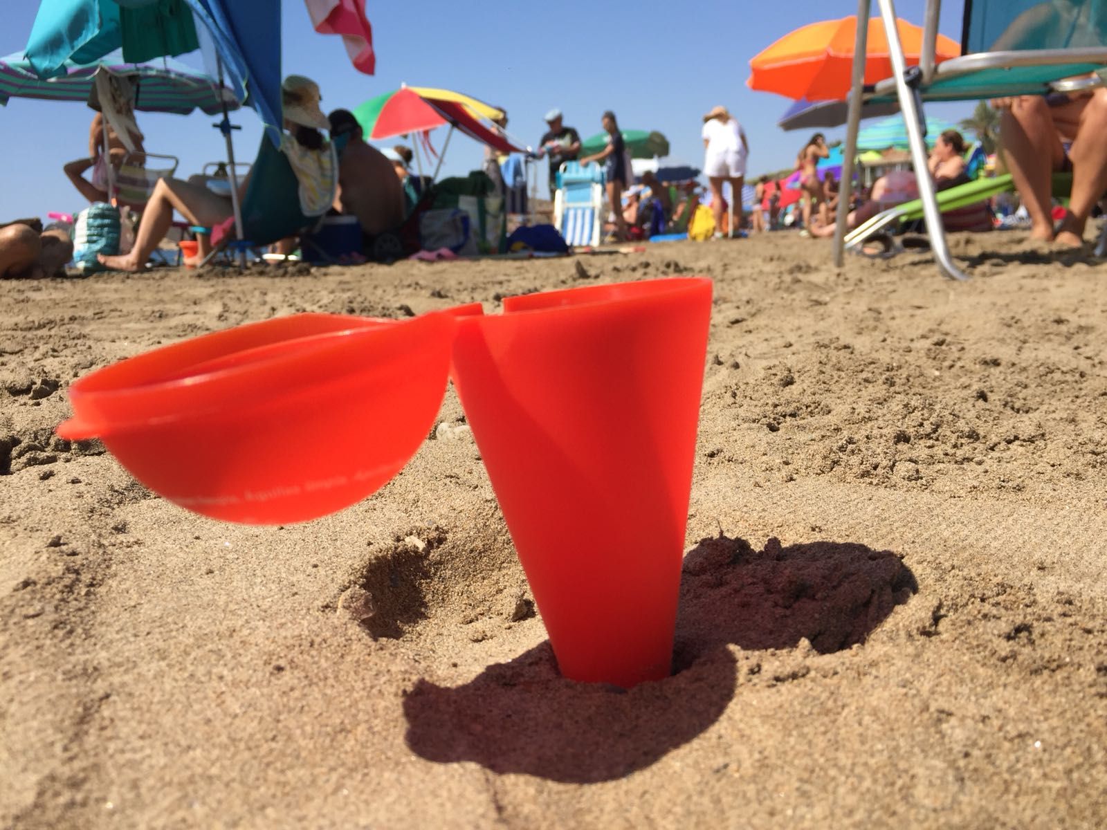 El Ayuntamiento de Águilas continúa su campaña de reparto de ceniceros de playa