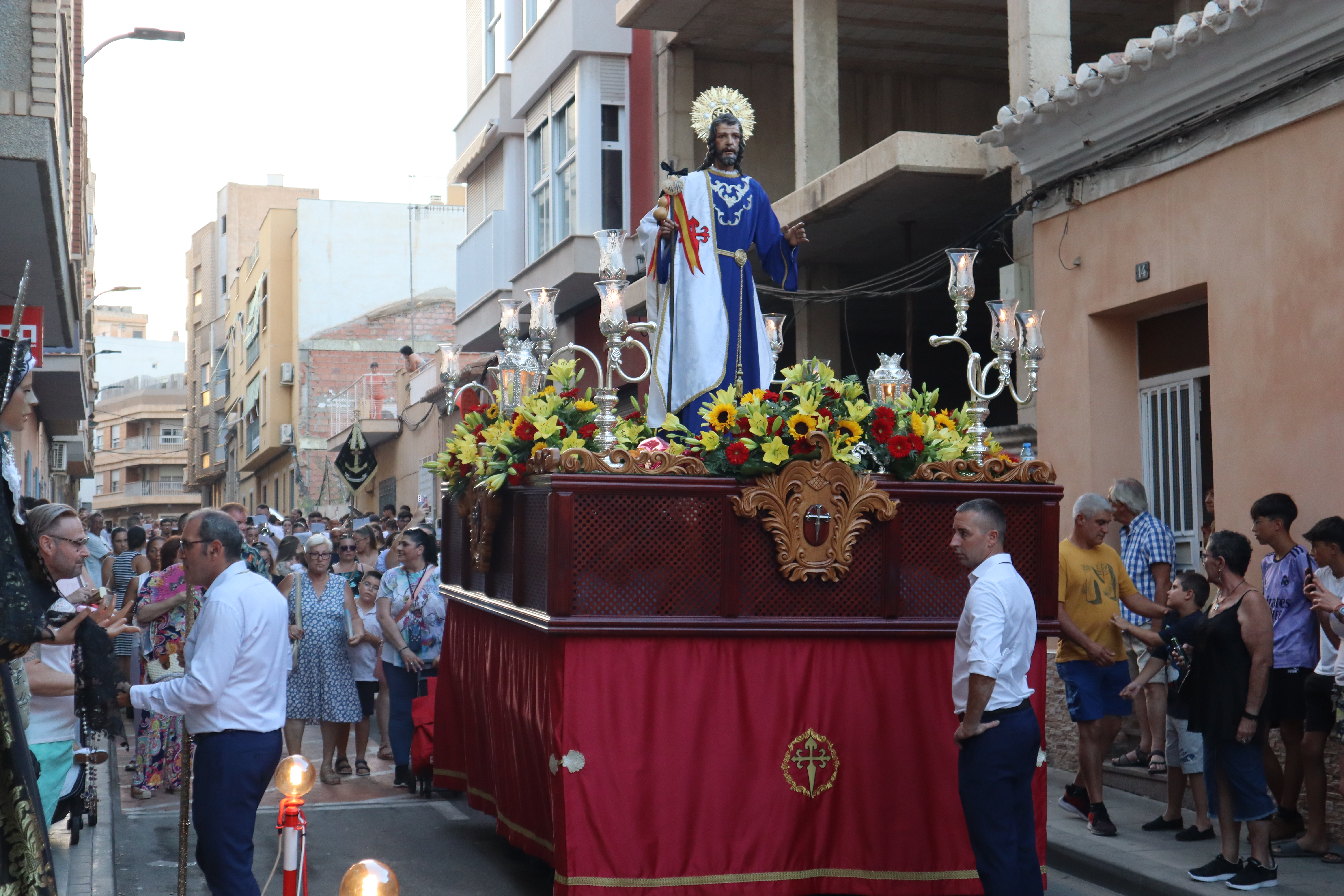 La imagen de Santiago recorre las calles de la localidad
