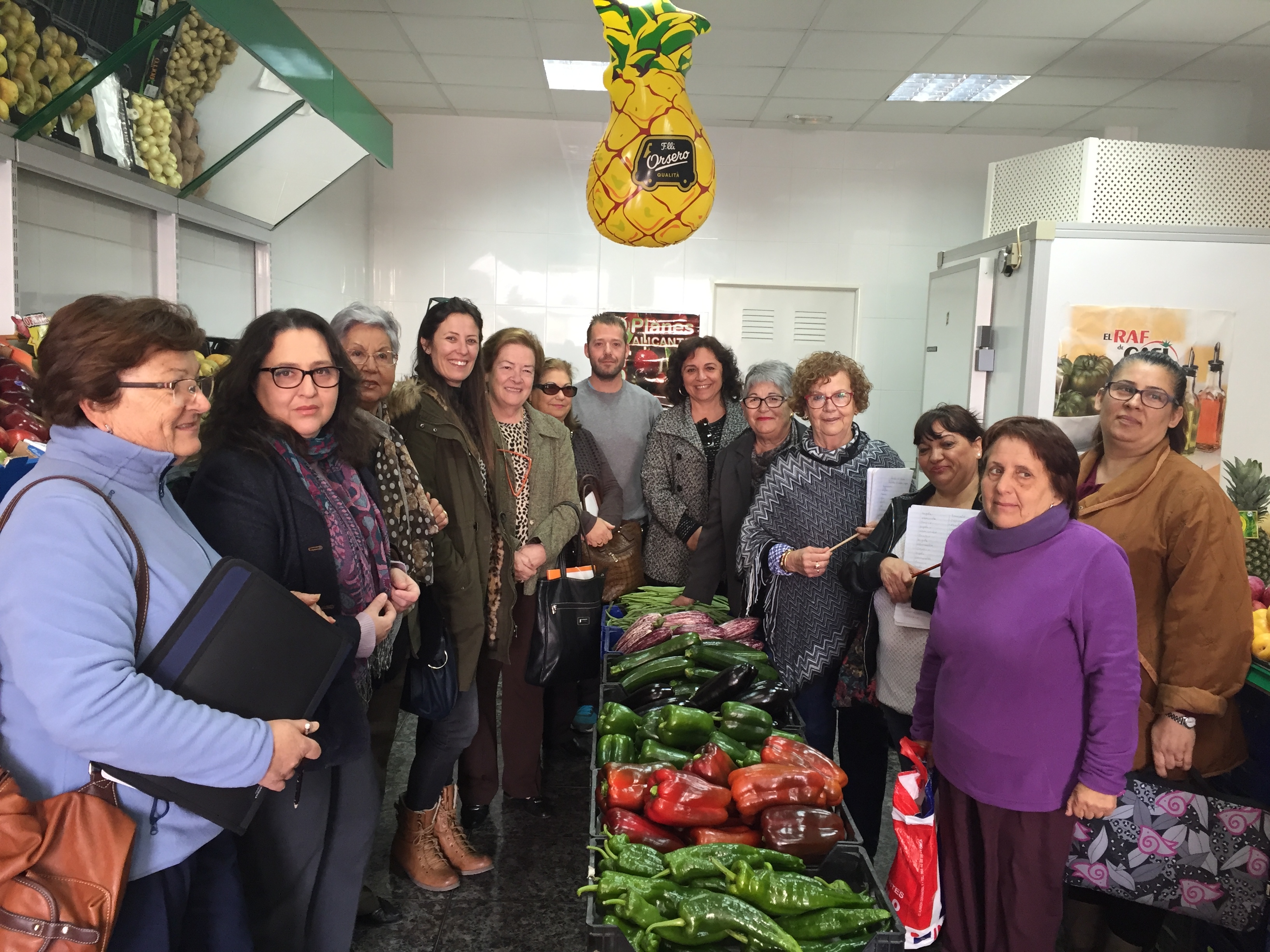 Las ediles de Igualdad y Comercio acompañan a las alumnas del taller de lectoescritura en una clase práctica