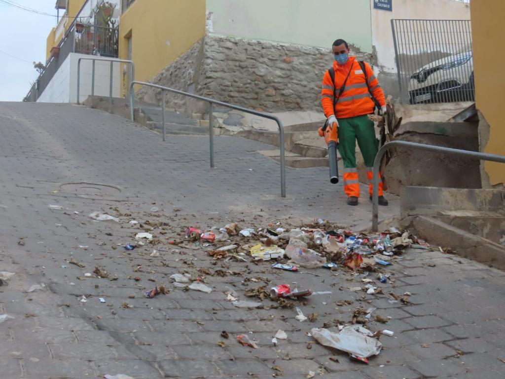 El Ayuntamiento lleva a cabo una actuación de limpieza en profundidad en la zona del “Monte Calvario”