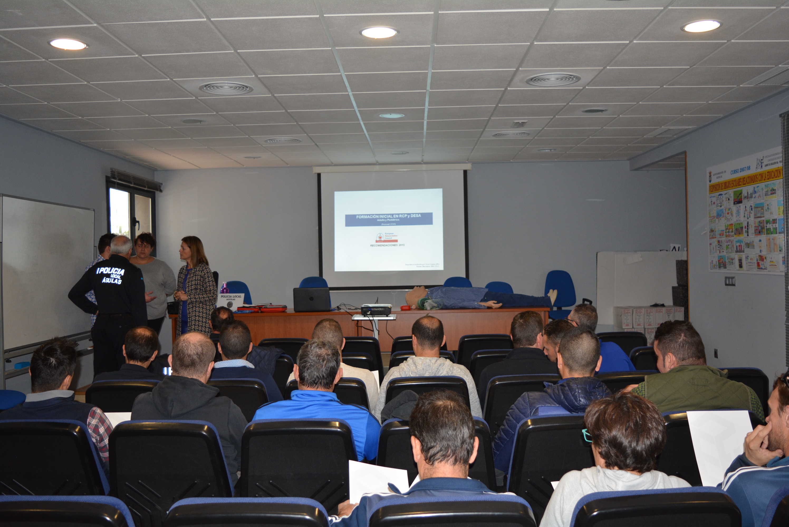 Policías locales y personal deportivo reciben un curso sobre reanimación cardiopulmonar y uso del desfibrilador