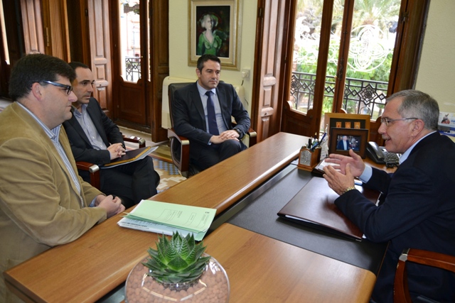 Educación prepara a los alumnos de Formación Profesional del instituto Rey Carlos III para trabajar en el sector servicios