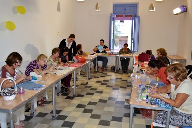 Un grupo de mujeres aguileñas aprenden a pintar en tela 