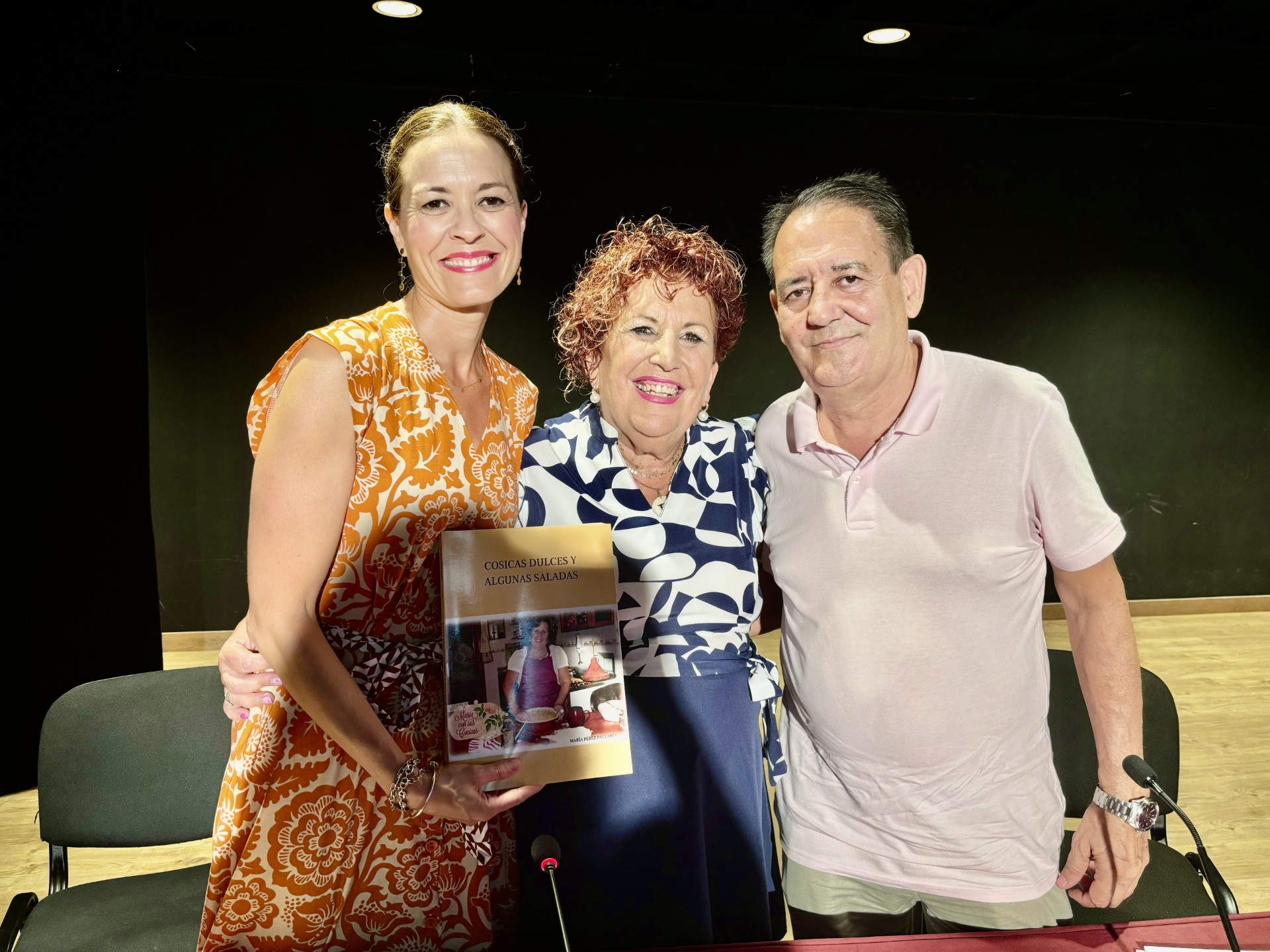 La Casa de la Cultura se queda pequeña para acoger la presentación del libro “Cosicas dulces y algunas saladas”
