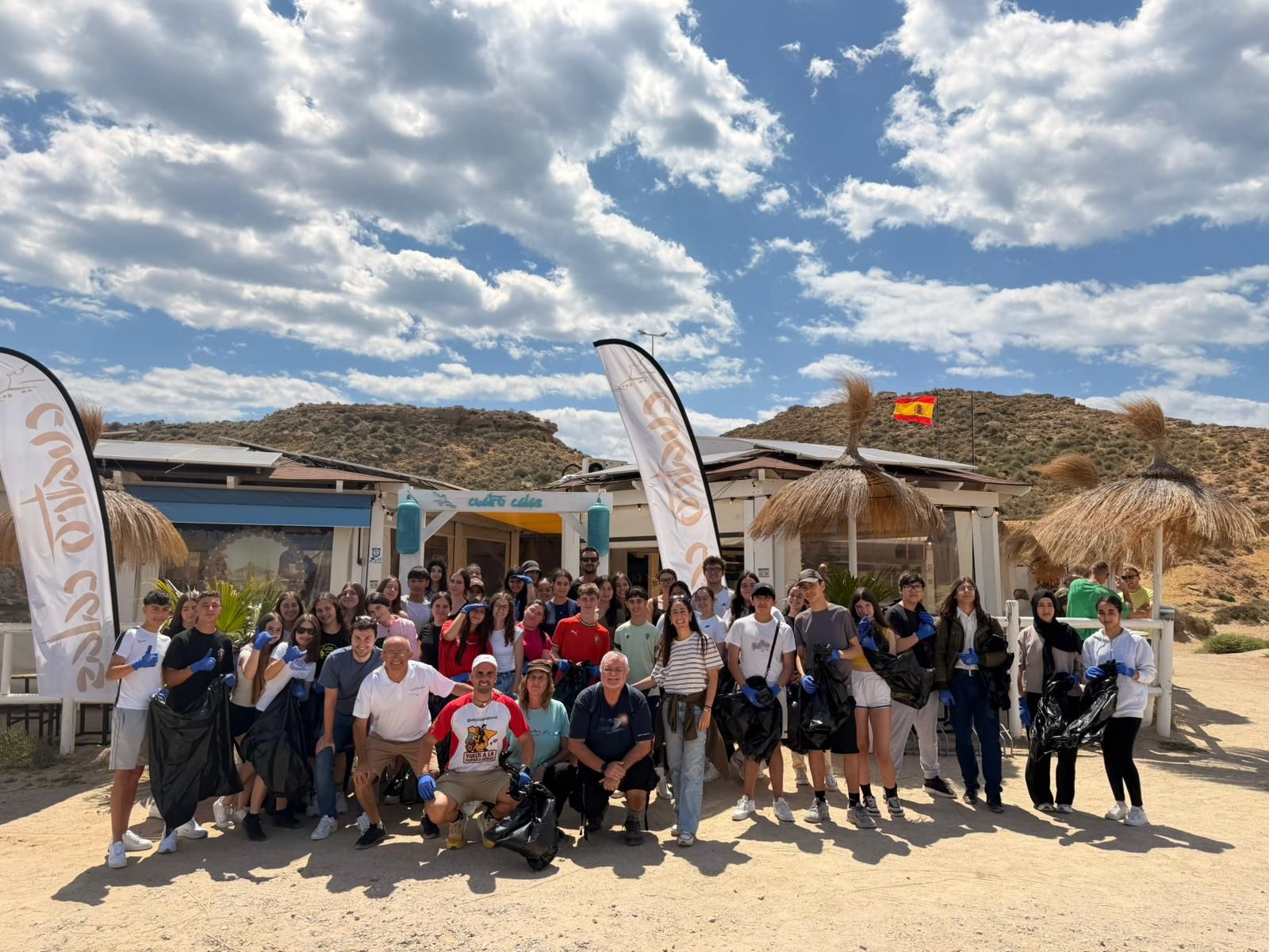 Una jornada de limpieza y concienciación reúne a estudiantes de Águilas y Pulpí en Cuatro Calas