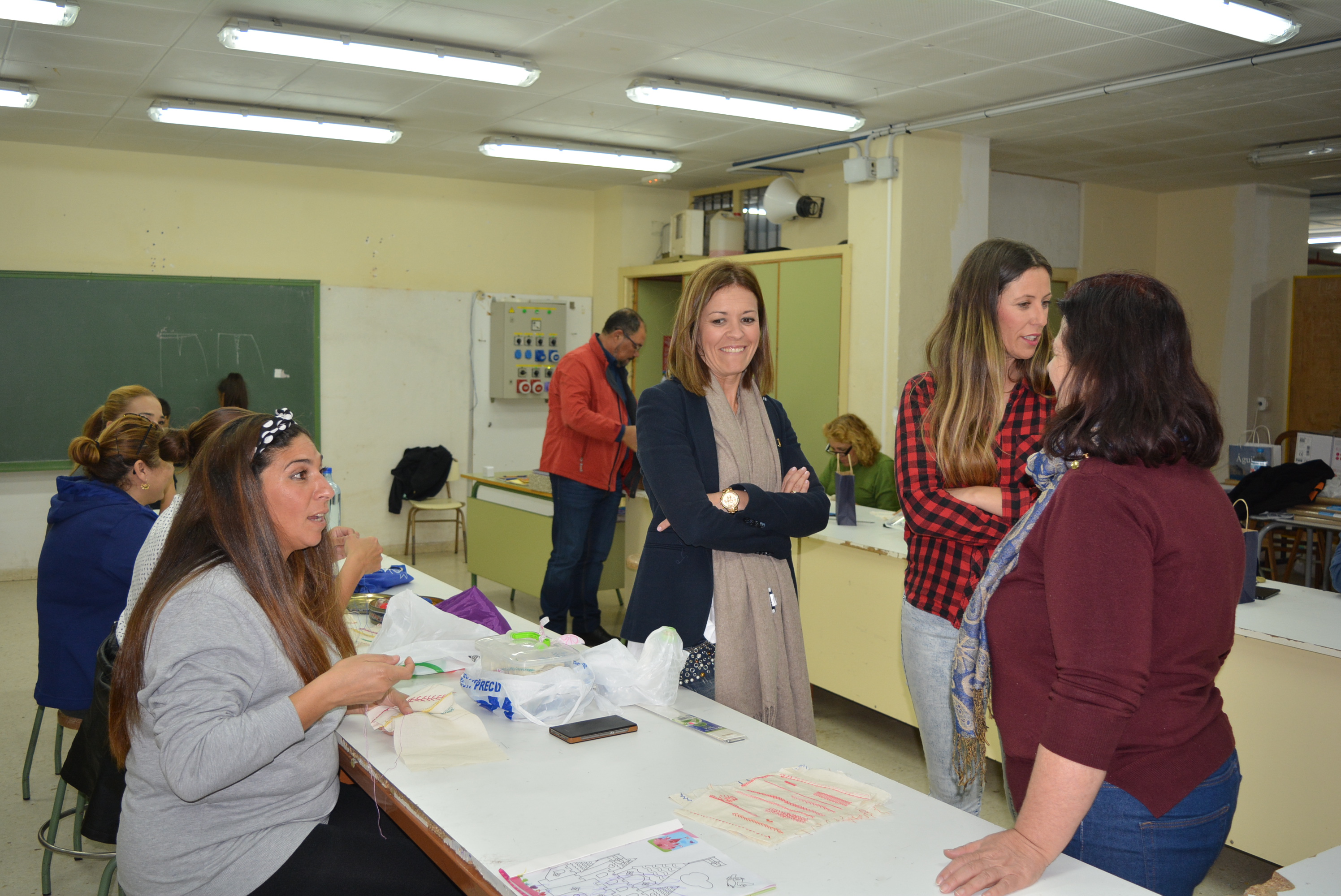 La alcaldesa y la edil de Igualdad visitan a las alumnas de los cursos de estética y corte y confección dirigidos a la mujer gitana
