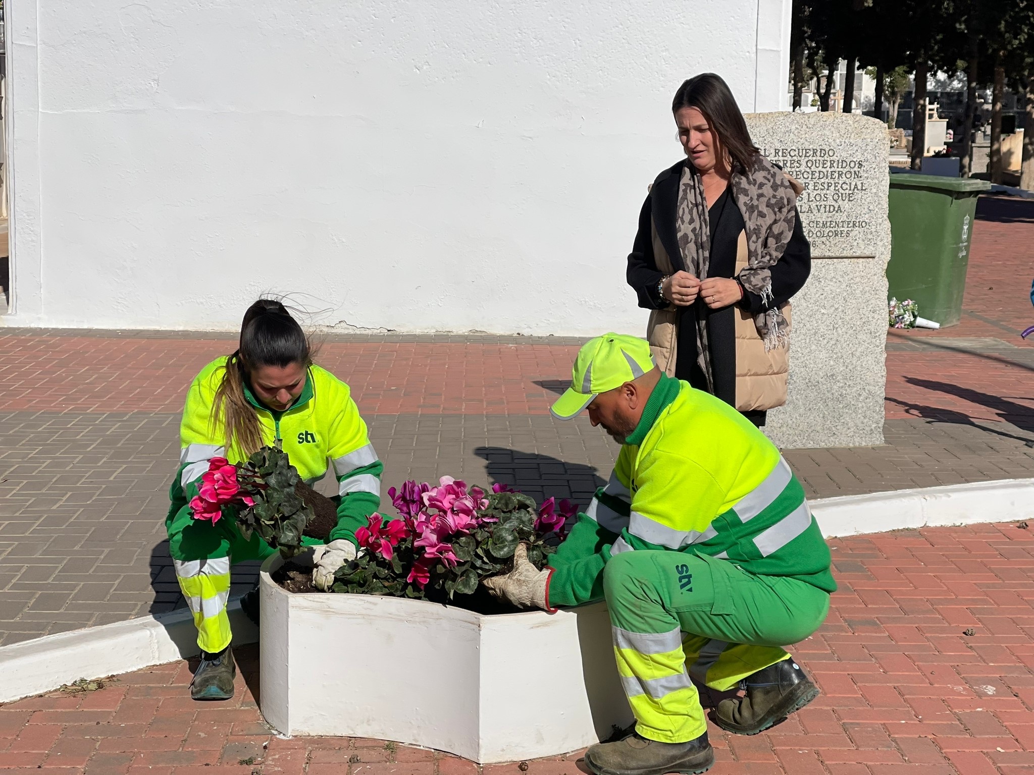 Trabajadores del servicio de limpieza y jardinería trabajan, tras el temporal de viento, para que el cementerio vuelva a presentar su aspecto habitual 
