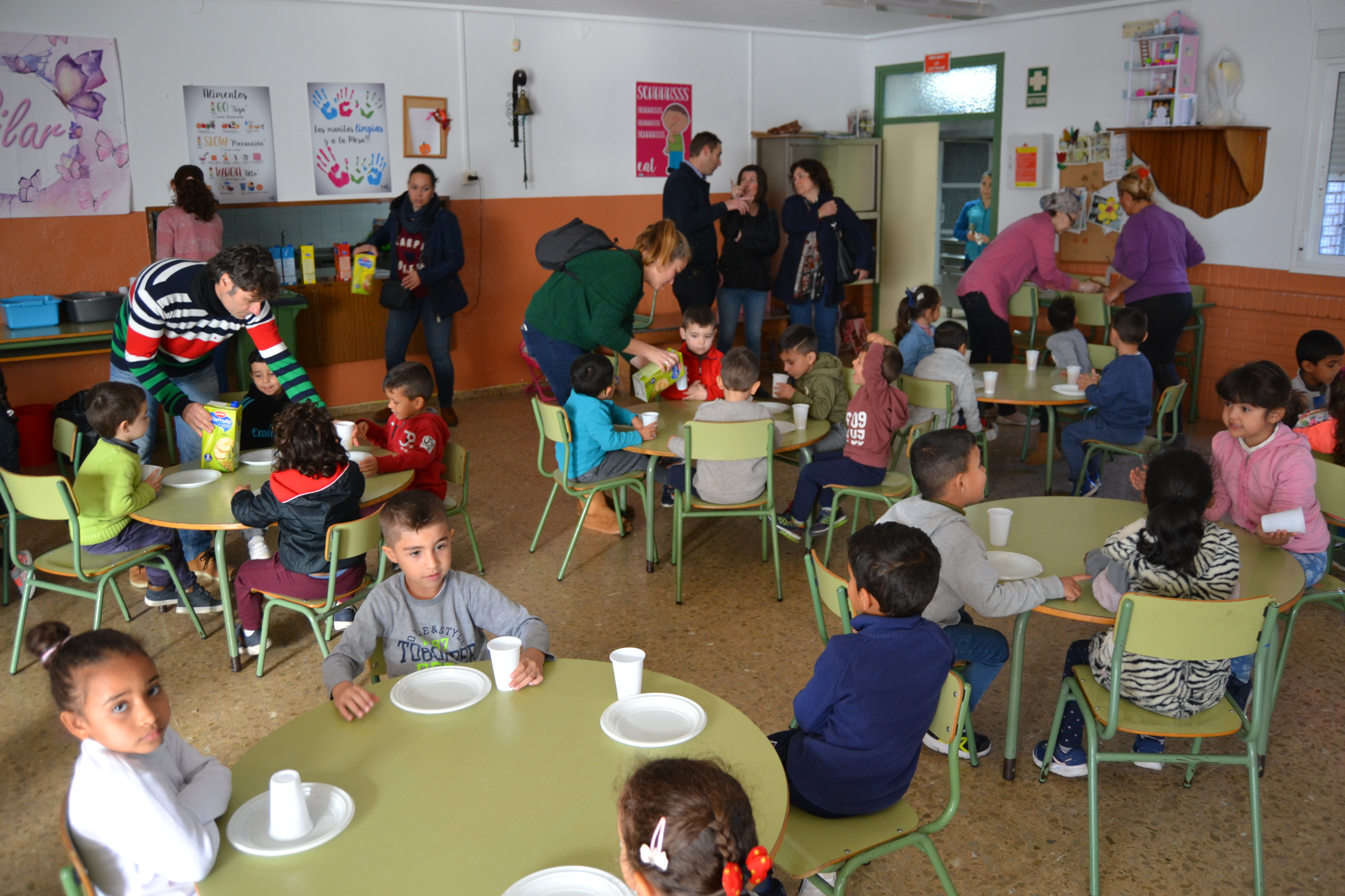 El Colegio Ramón y Cajal y el Colegio URCI han compartido un desayuno saludable de convivencia con sus  alumnos de infantil de 3 a 5 años.