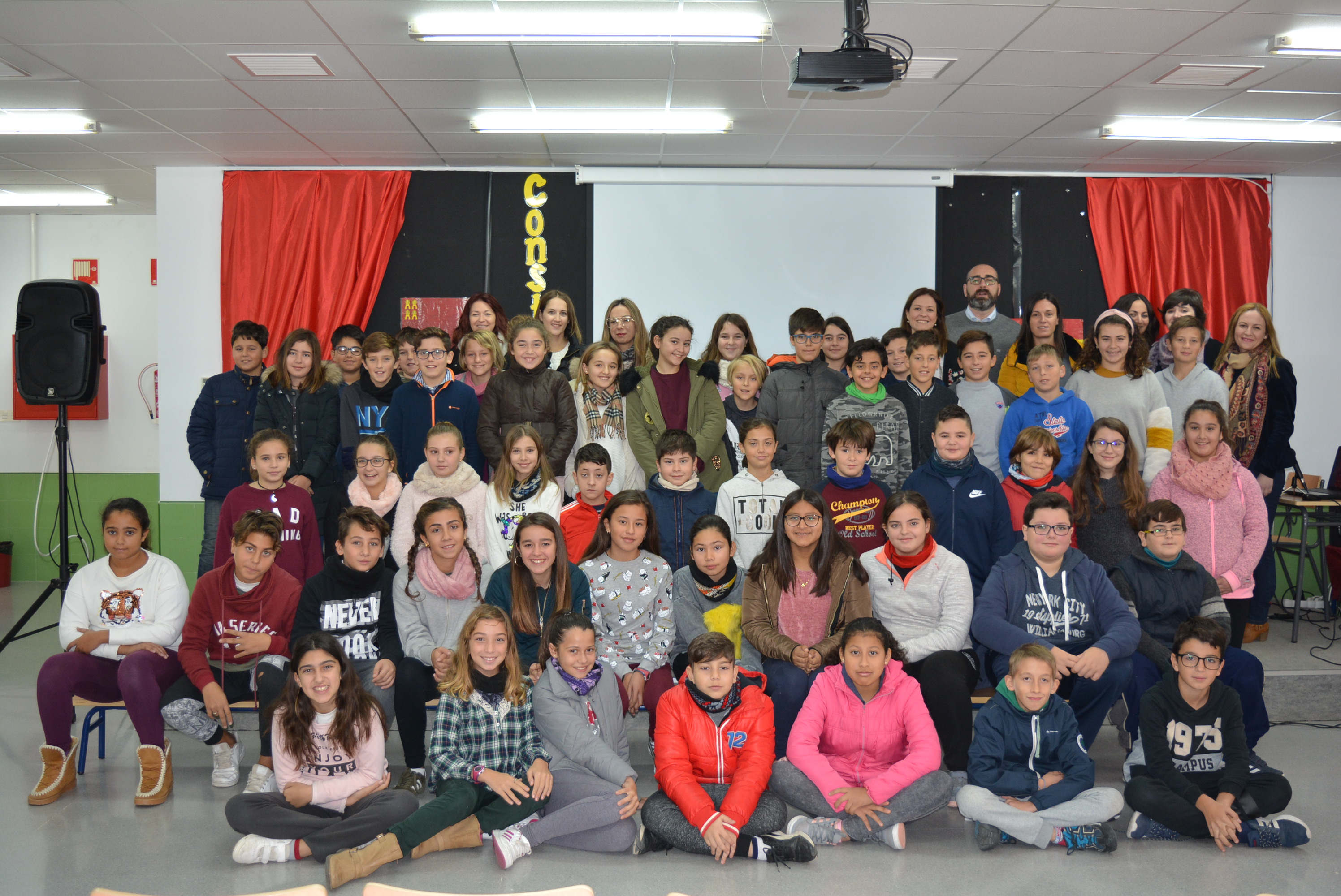 La alcaldesa ofrece una ponencia sobre la Constitución a los alumnos del Ciudad del Mar