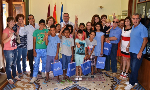 Los niños saharauis del programa “Vacaciones en Paz” son recibidos en el Ayuntamiento de Águilas