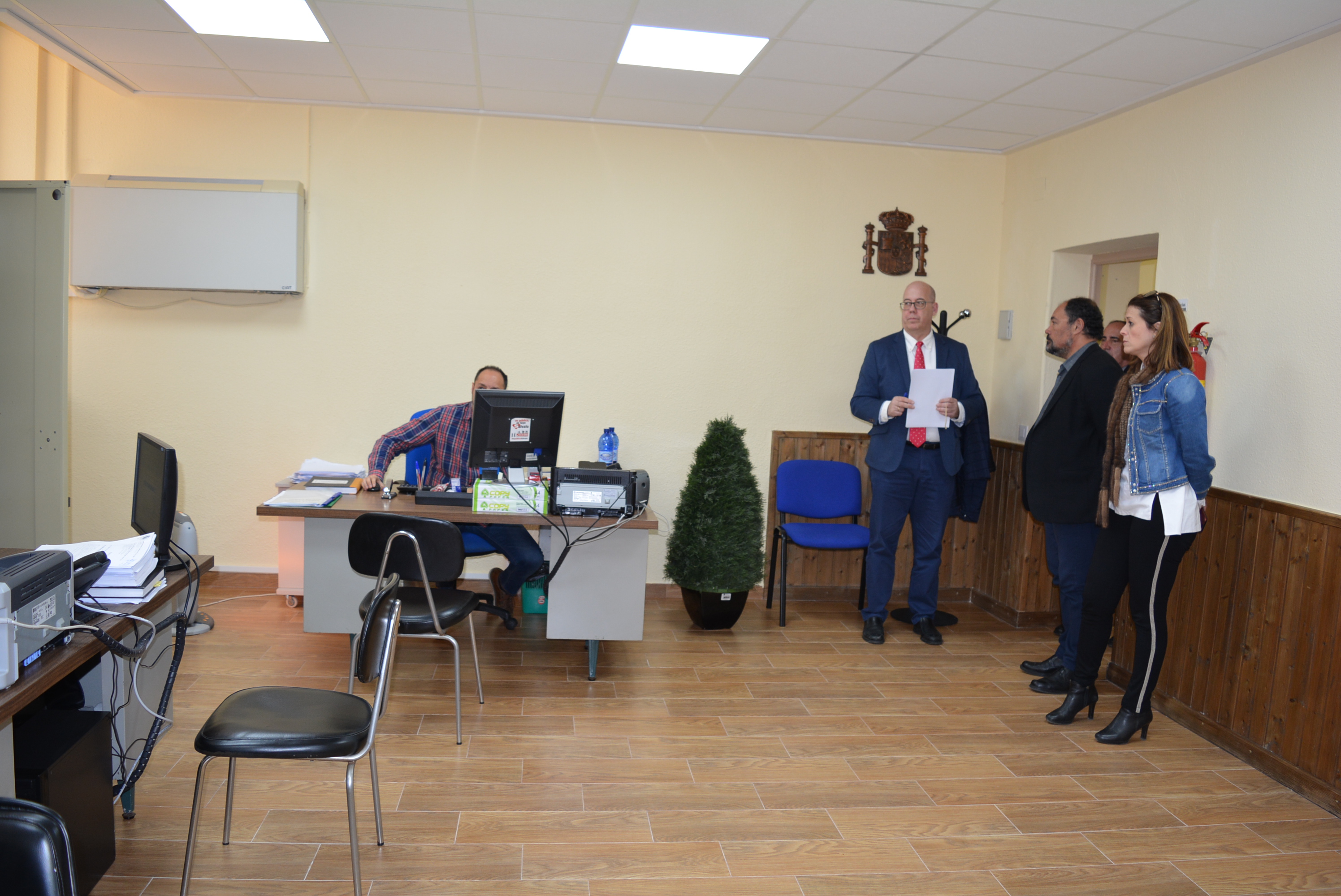 La alcaldesa y el edil de Urbanismo visitan el Juzgado de Paz tras las obras de acondicionamiento