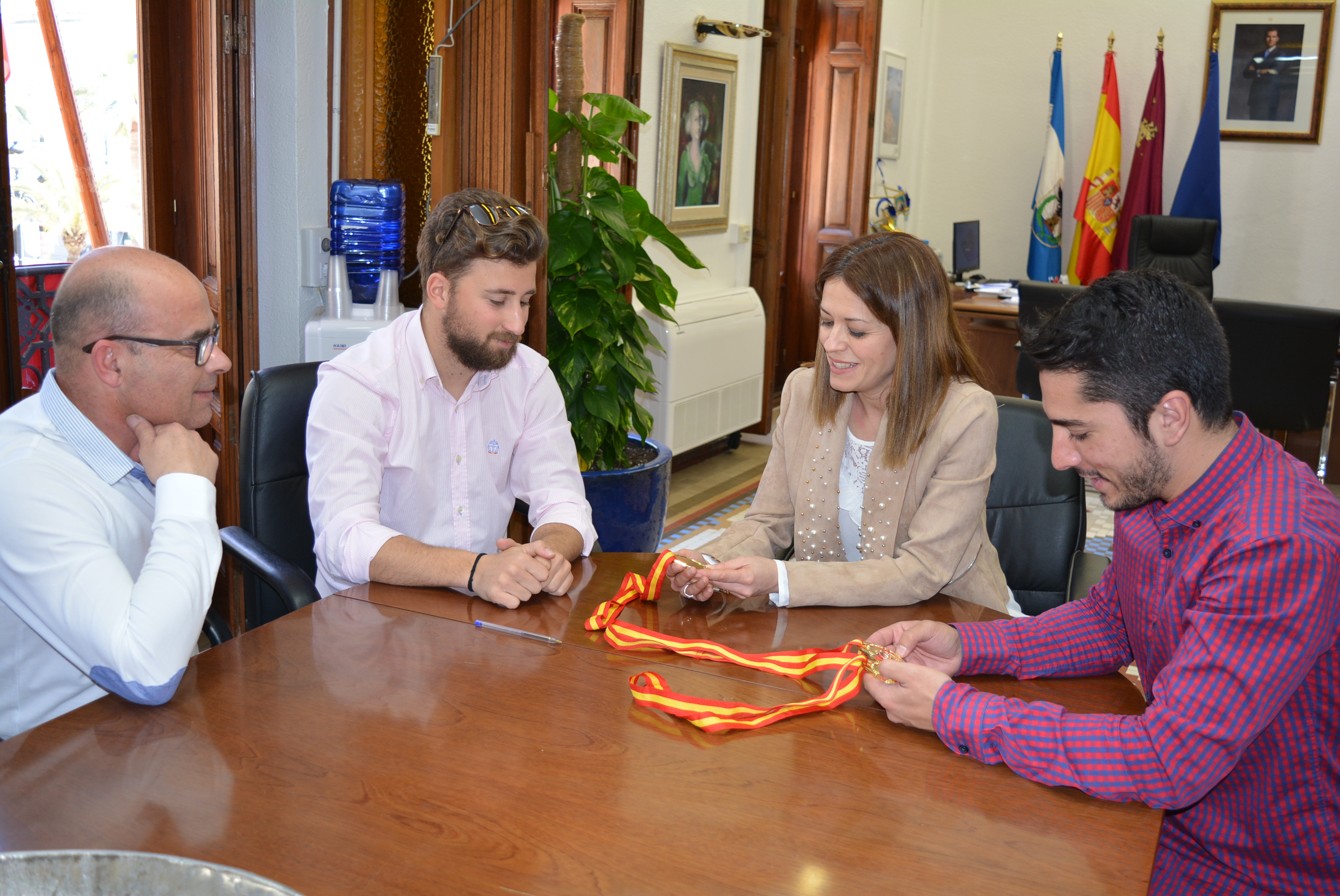 La alcaldesa y el edil de Deportes reciben al campeón de España de tiro con arco
