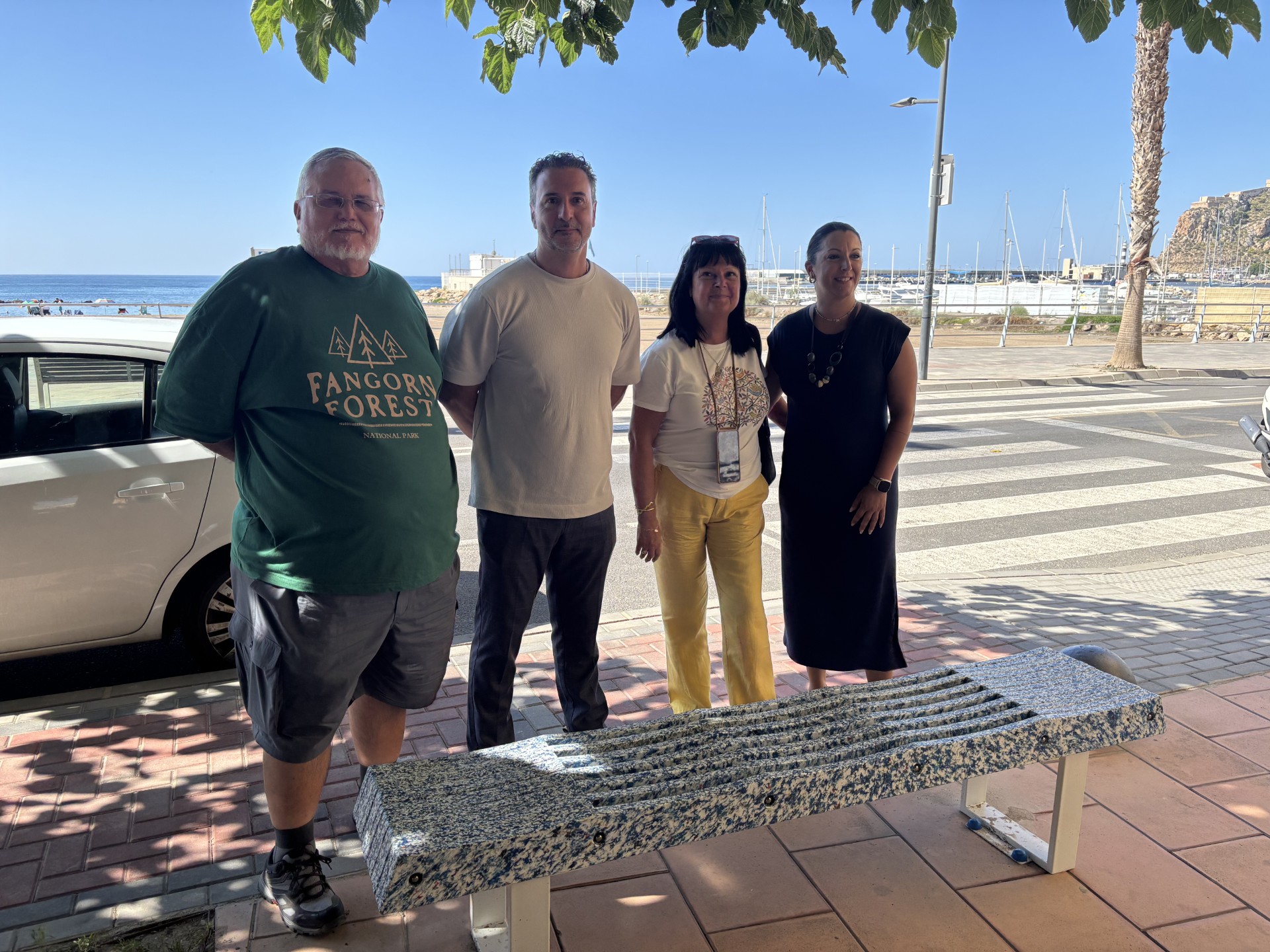 Mares Circulares entrega al Ayuntamiento de Águilas un banco fabricado con plástico recogido del mar por sus voluntarios en reconocimiento a su compromiso medioambiental 