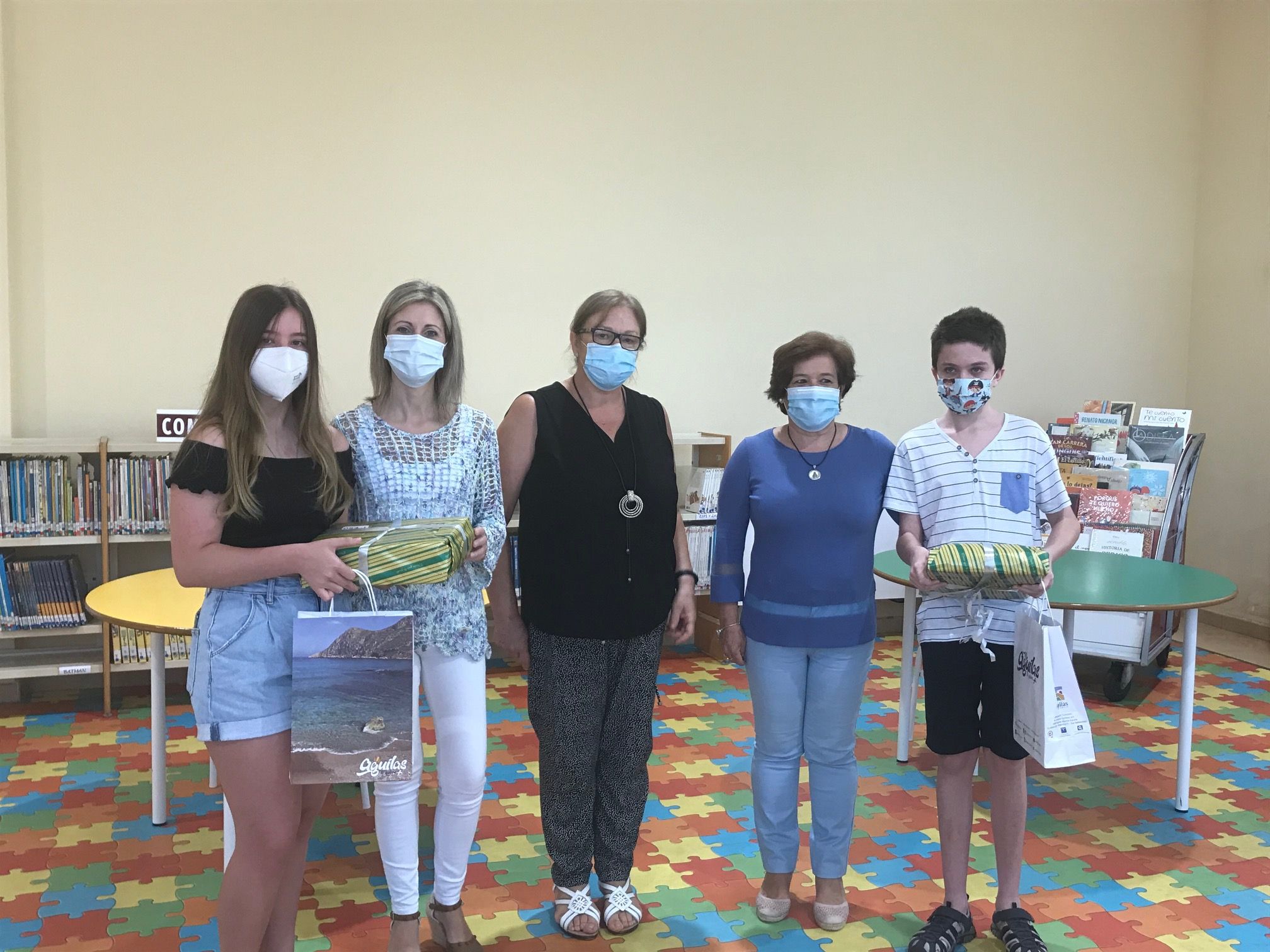 Las ediles de Cultura y Educación hacen entrega de sus premios a los ganadores del certamen celebrado con motivo del Día del Libro