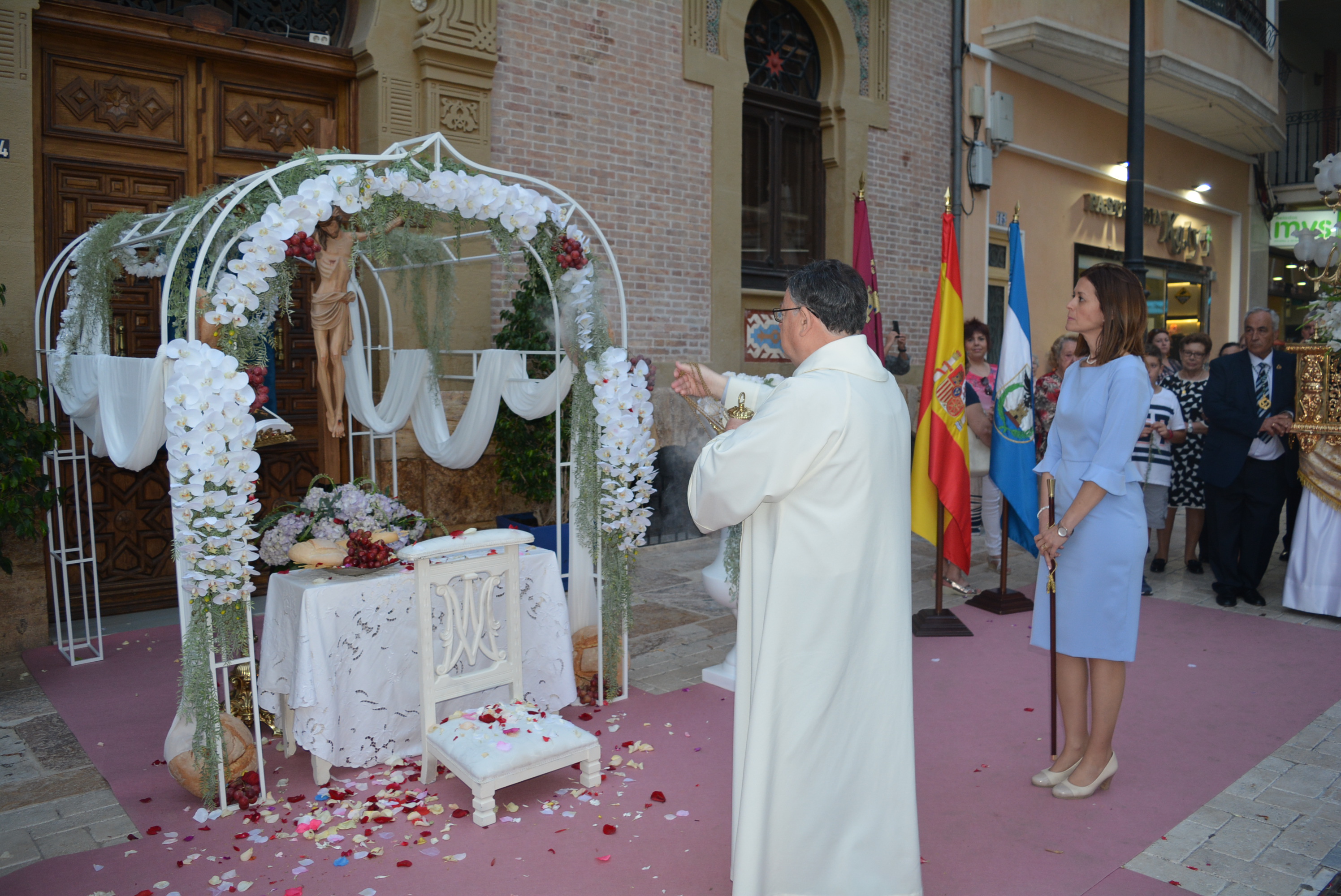 Cerca de un centenar de pequeños participan en la procesión del Corpus Christi