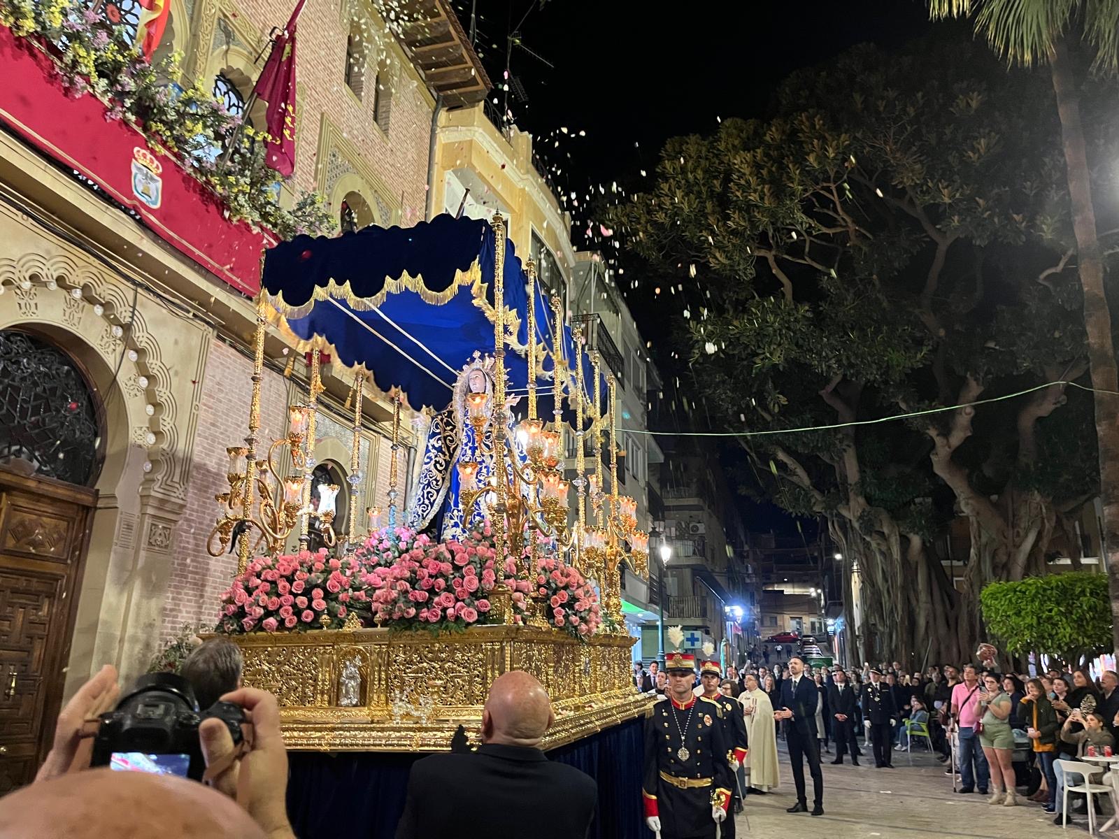La Patrona de Águilas recorre las calles ante el fervor de su pueblo