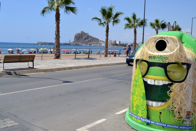 El Ayuntamiento de Águilas y Ecovidrio instalan y ‘customizan’ contenedores de vidrio para promover el reciclado durante el verano