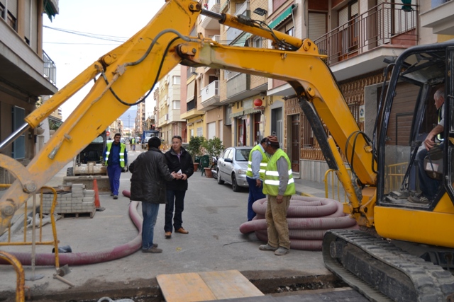 El Ayuntamiento de Águilas acomete las obras que acabarán con los problemas de suministro eléctrico en varios edificios de la calle Isidoro de la Cierva